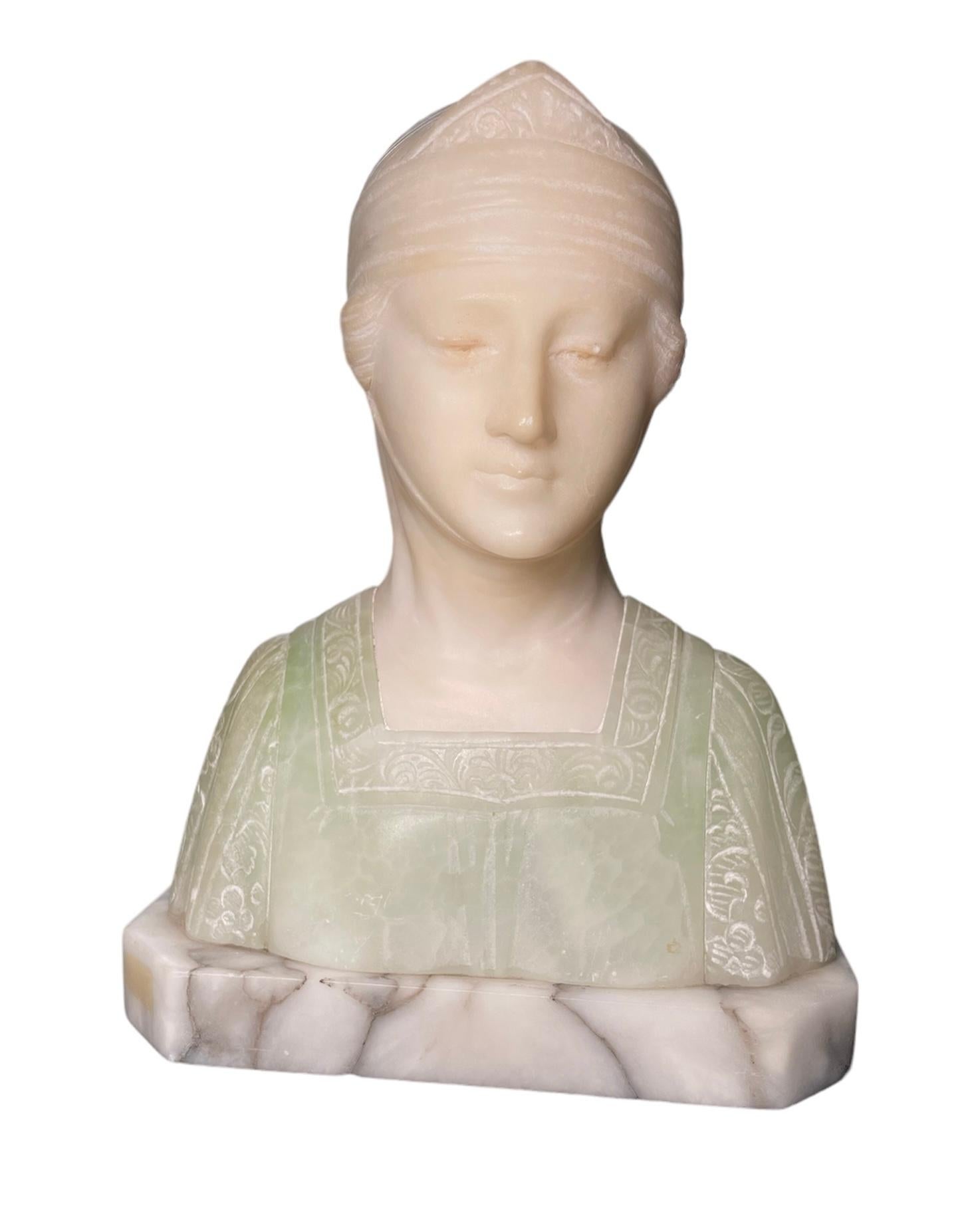 Early 20th Century Marble and Alabaster Bust of Beatrice In Good Condition For Sale In Guaynabo, PR