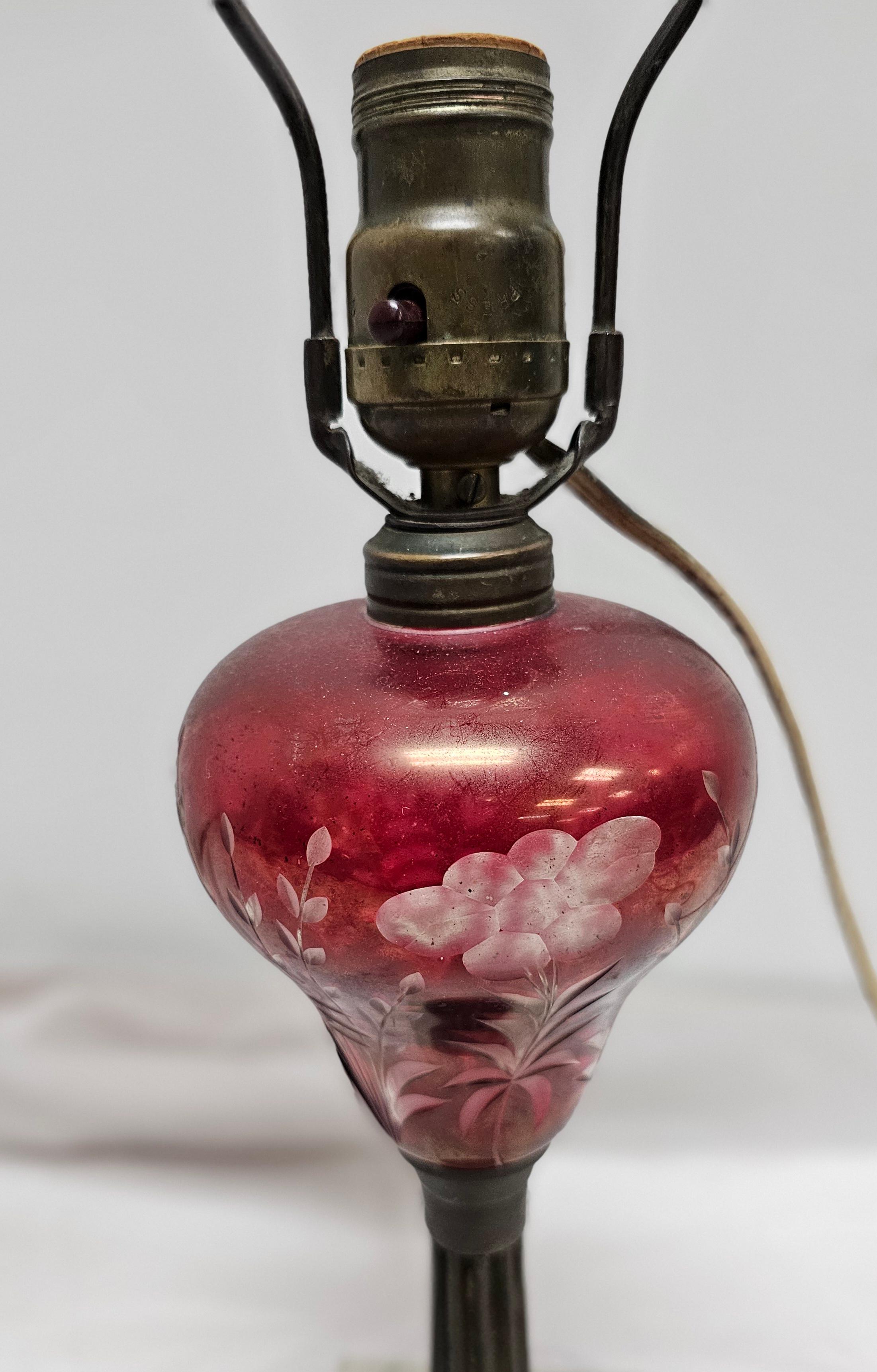 Lampada da tavolo in marmo e vetro color mirtillo rosso dei primi del Novecento in vendita 2