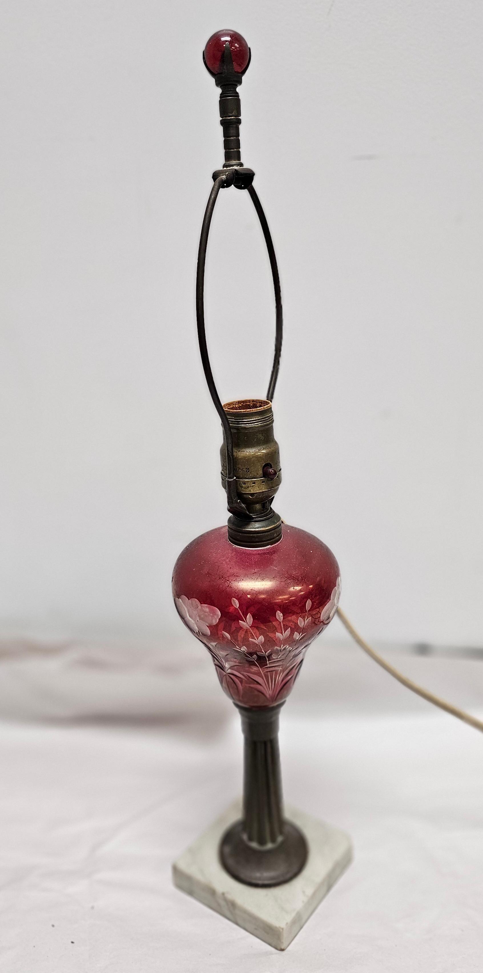 Lampada da tavolo in marmo e vetro color mirtillo rosso dei primi del Novecento in vendita 3