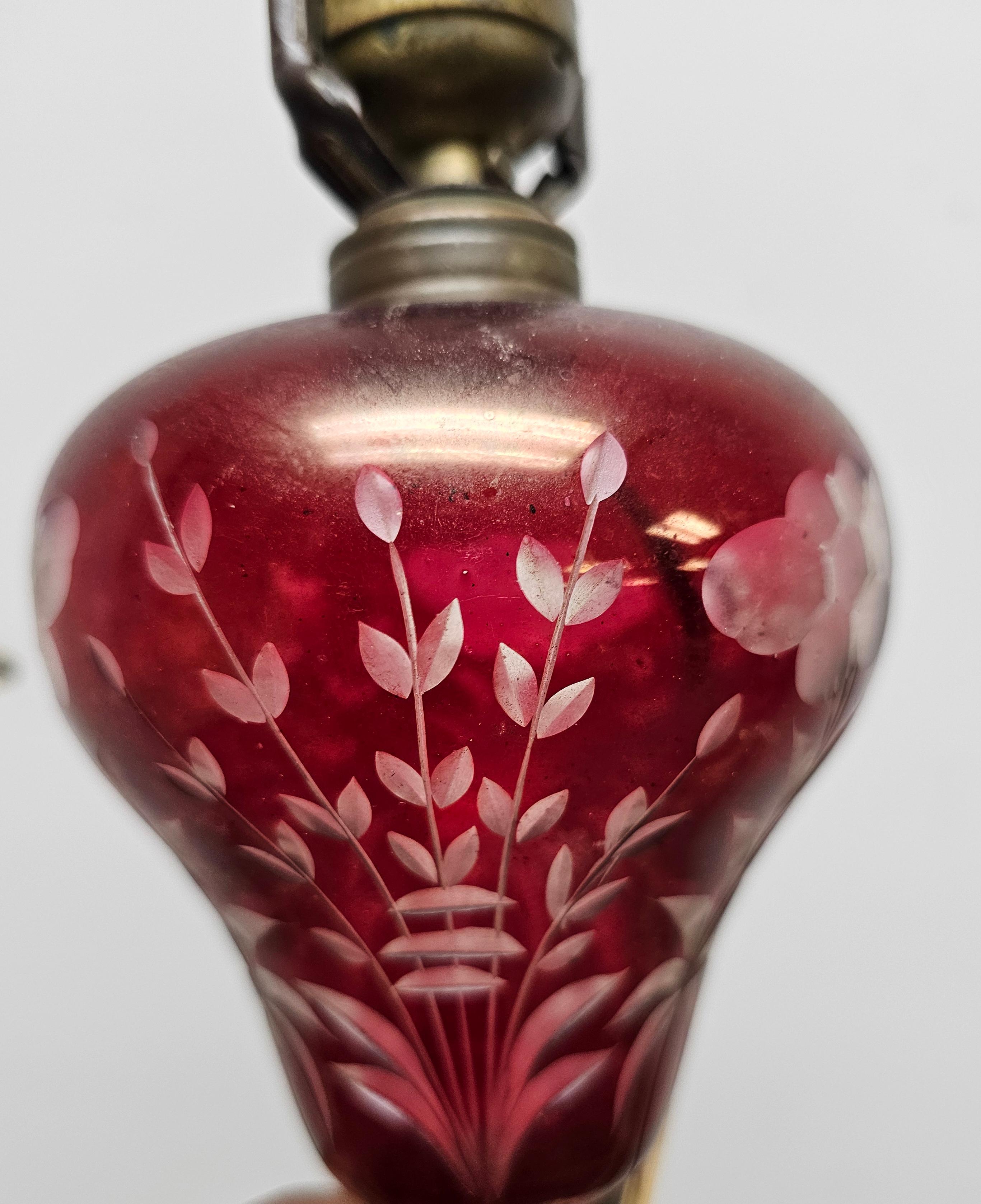 Lampada da tavolo in marmo e vetro color mirtillo rosso dei primi del Novecento in vendita 4
