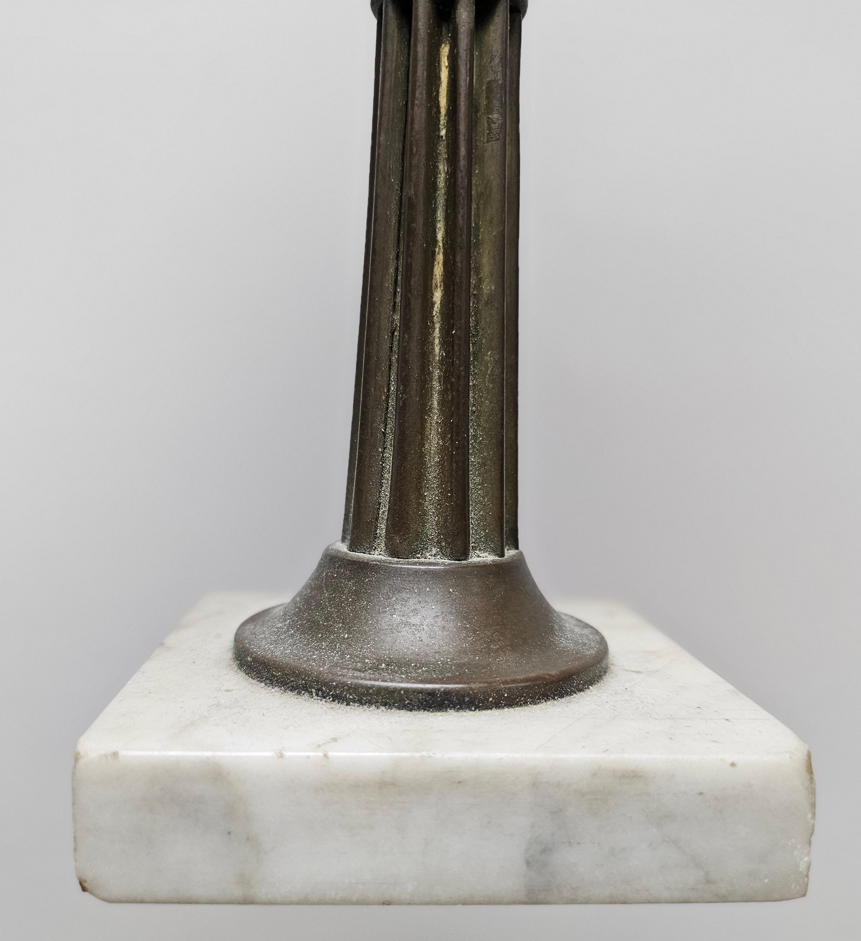 Lampada da tavolo in marmo e vetro color mirtillo rosso dei primi del Novecento in vendita 5
