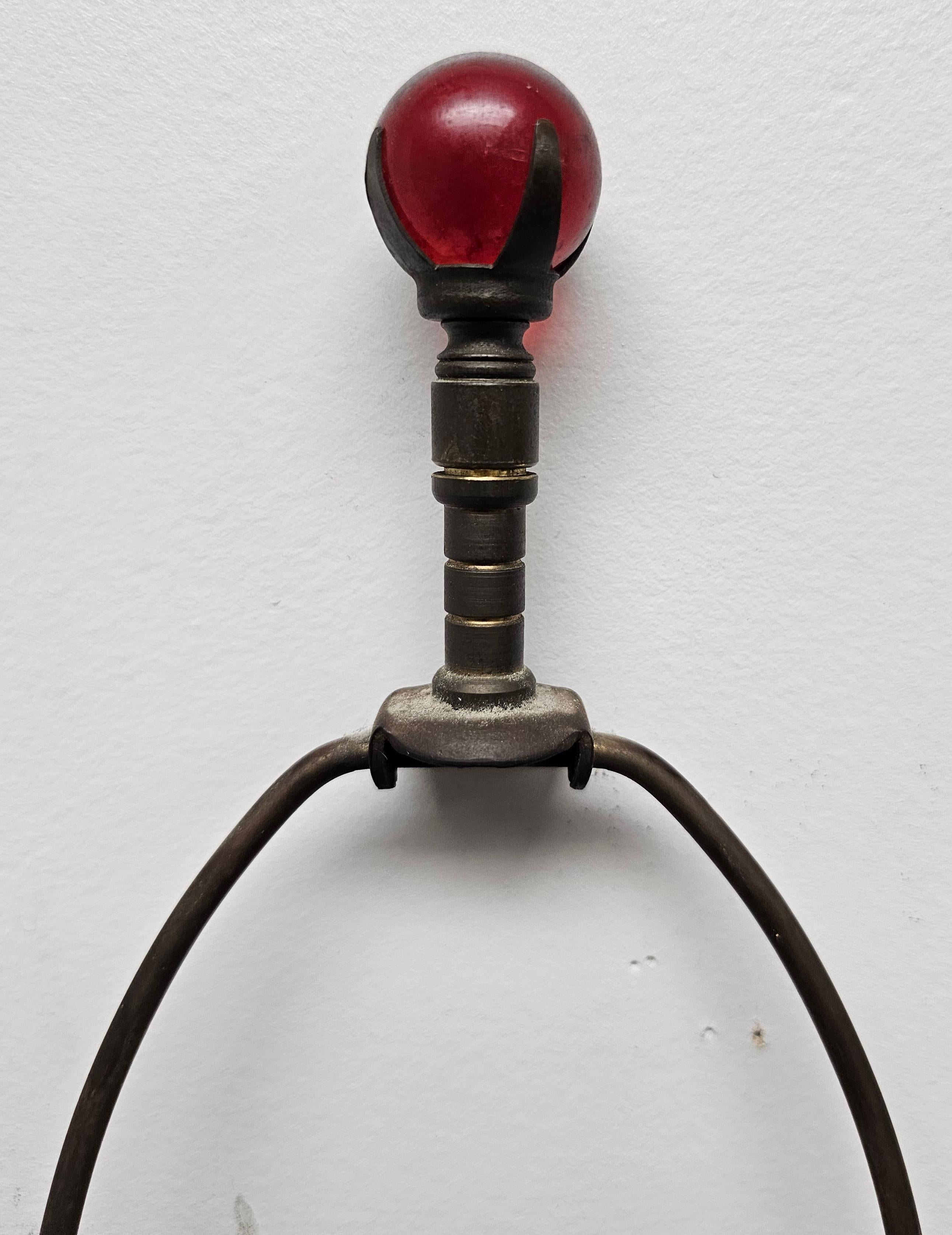 Lampada da tavolo in marmo e vetro color mirtillo rosso dei primi del Novecento in vendita 6