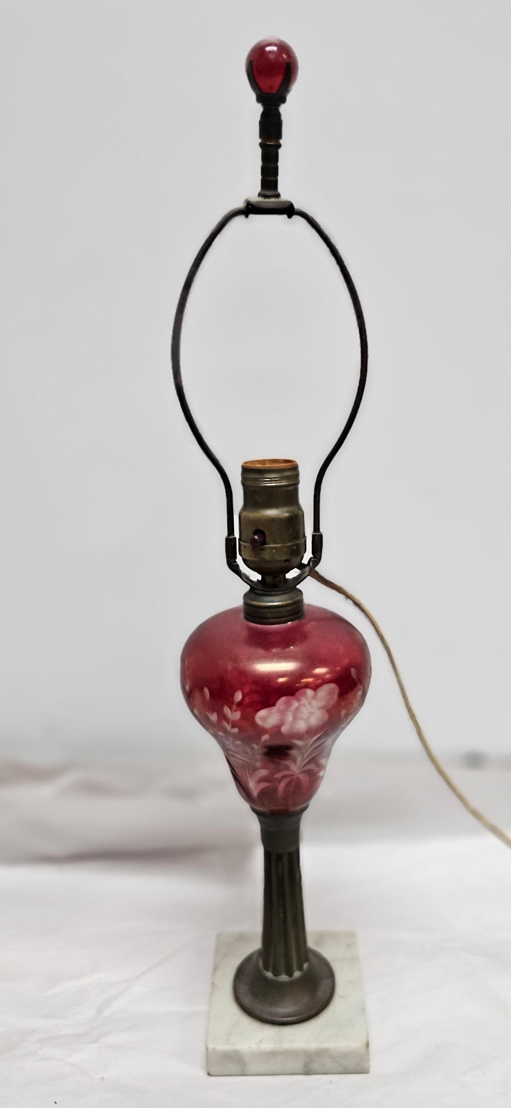 Metallo Lampada da tavolo in marmo e vetro color mirtillo rosso dei primi del Novecento in vendita