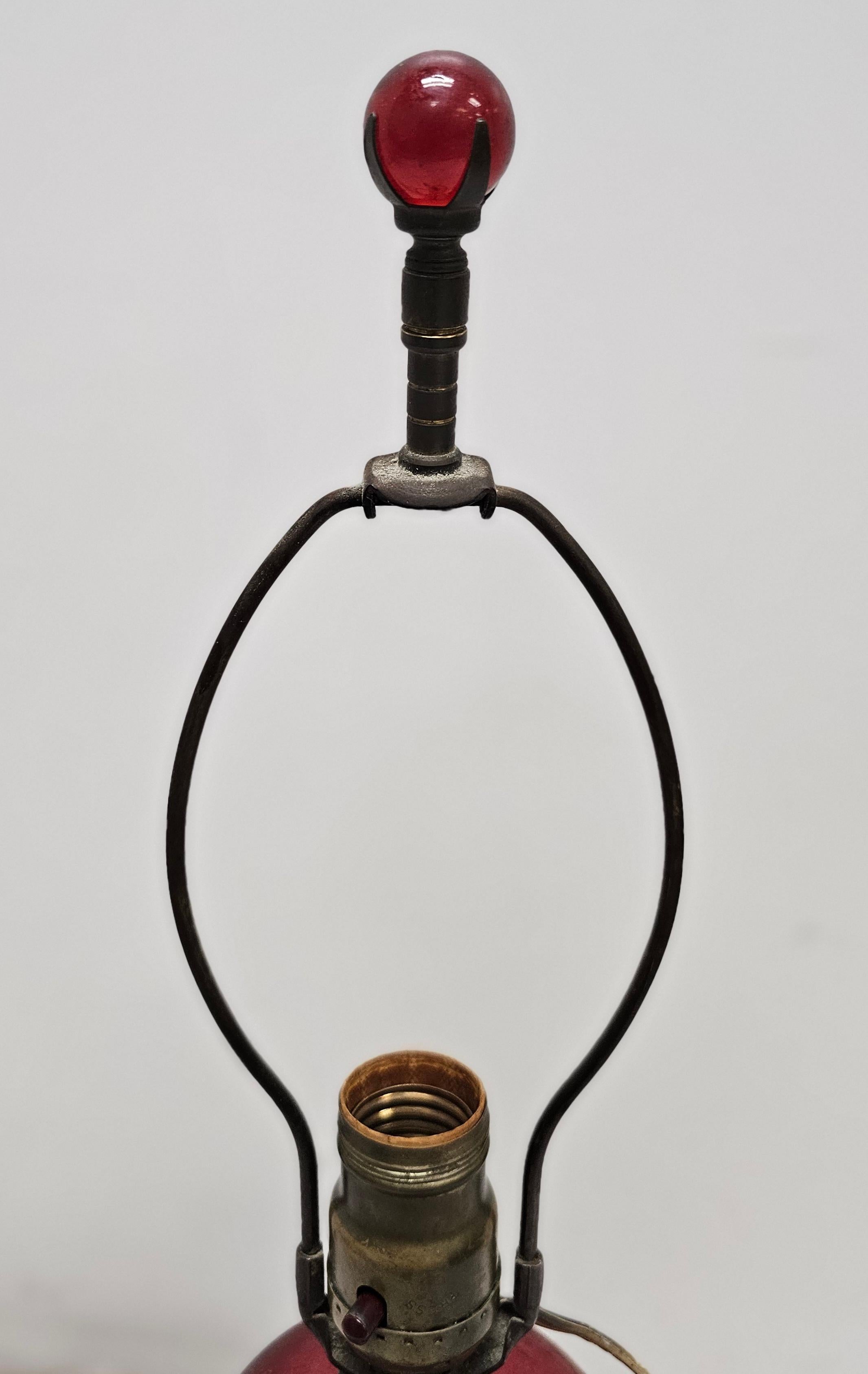 Lampada da tavolo in marmo e vetro color mirtillo rosso dei primi del Novecento in vendita 1