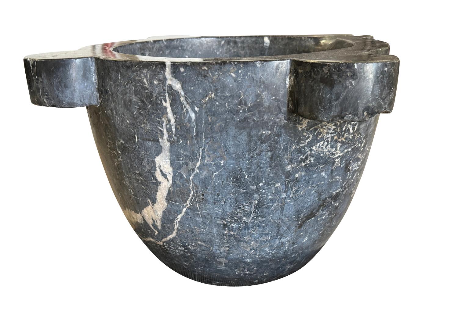 Un mortero muy bonito de principios del siglo XX procedente del sur de Francia. Bellamente elaborado en mármol negro. Una maravillosa pieza de acento para una isla de cocina o cualquier tablero de mesa. 
