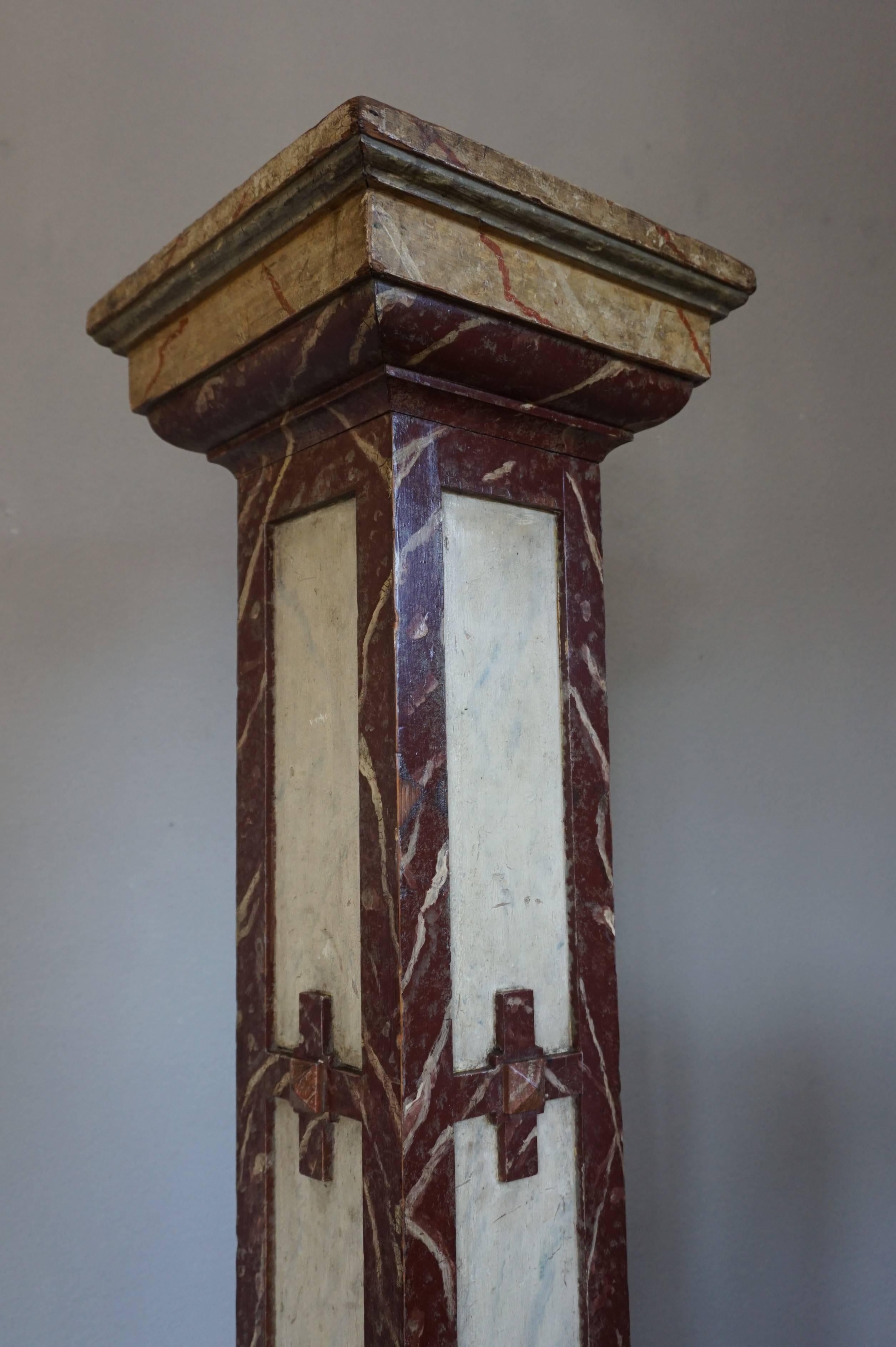 Marmorbemalte Holzskulptur aus dem frühen 20. Jahrhundert / Newel Post-Säulen (Art déco) im Angebot