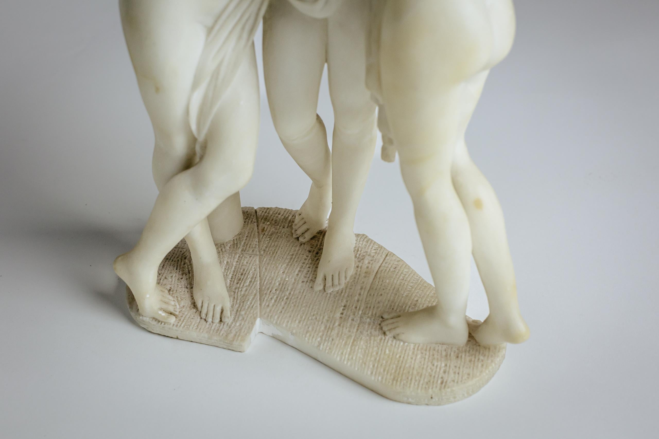 Sculpture en marbre du début du 20e siècle représentant les Trois Grâces État moyen - En vente à Pease pottage, West Sussex