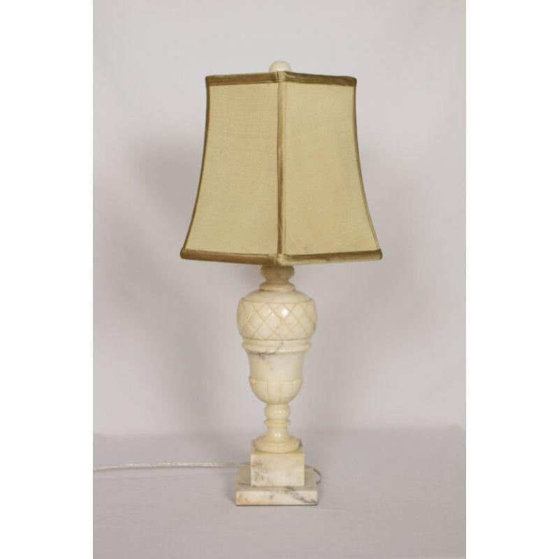 italien Lampe de table en marbre du début du 20e siècle en vente