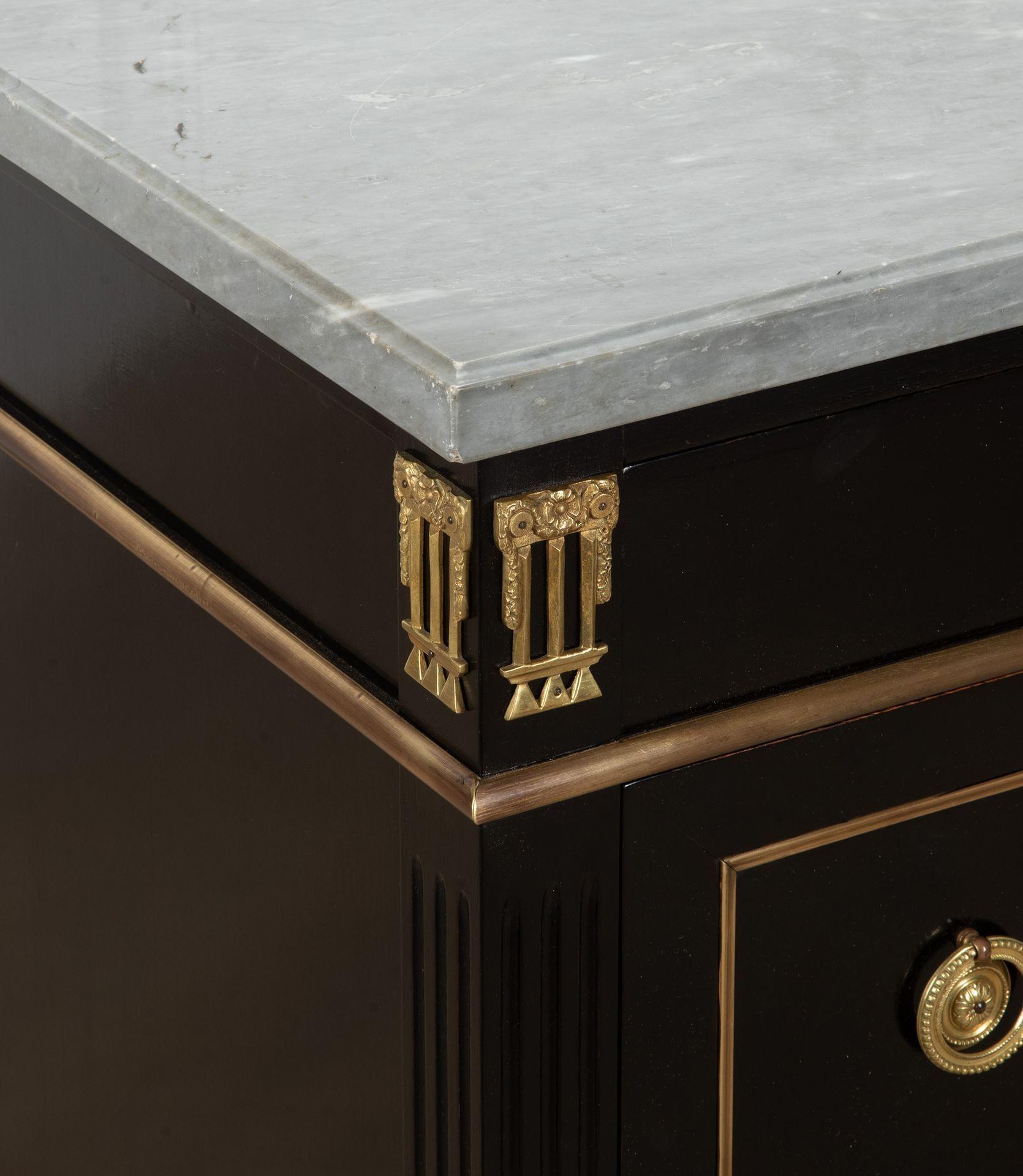 Commode ébonisée à plateau de marbre du début du 20e siècle en vente 2