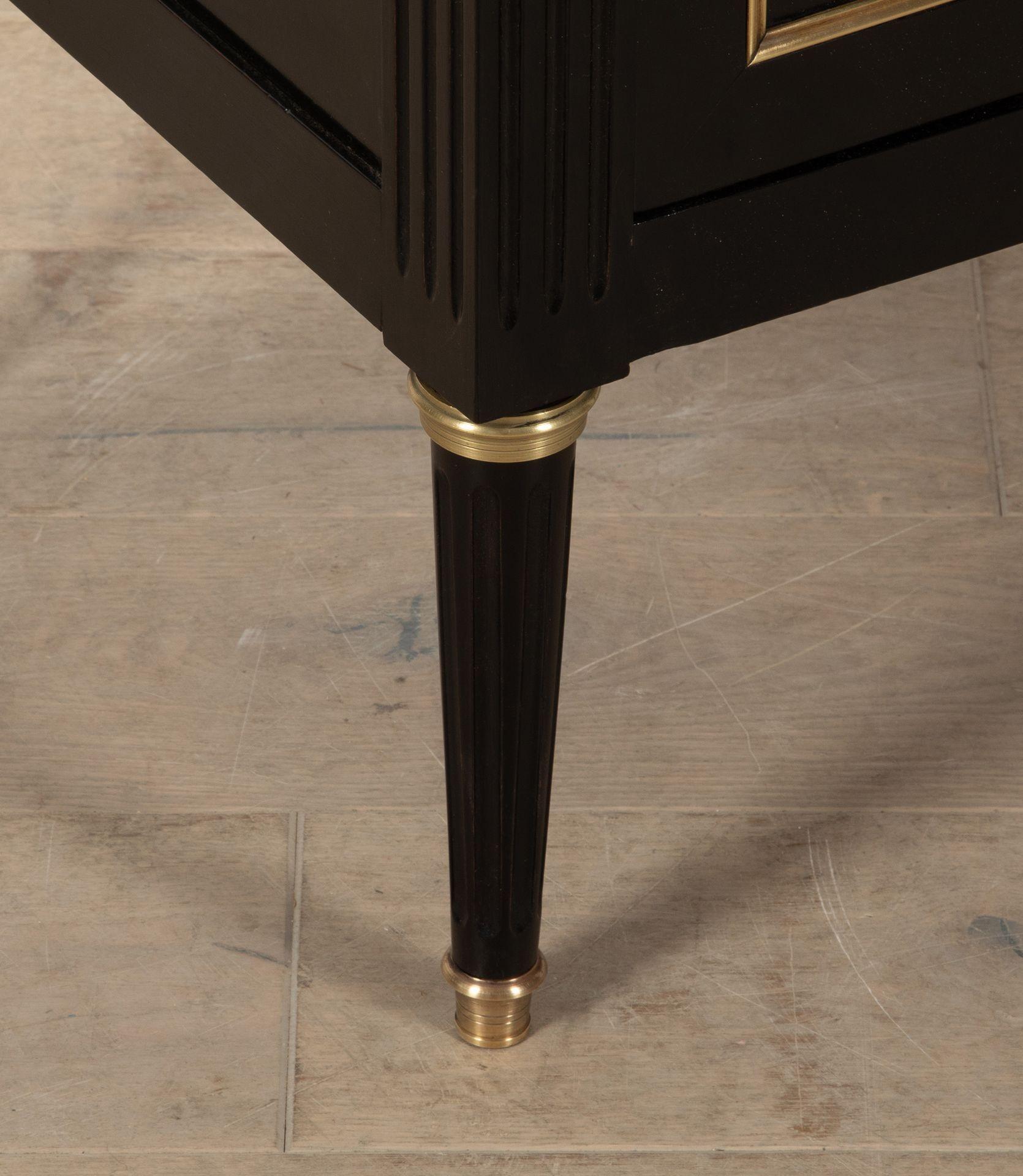 Commode ébonisée à plateau de marbre du début du 20e siècle en vente 3