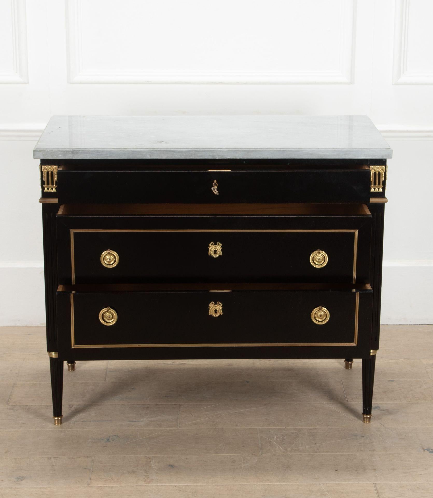 Commode française ébonisée de grande qualité, datant du début du 20e siècle.
Montures en marbre et dorées d'origine.
Circa 1910, Paris.