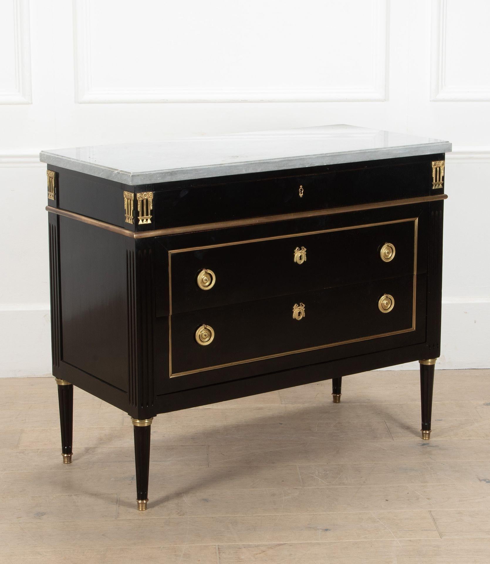Louis XVI Commode ébonisée à plateau de marbre du début du 20e siècle en vente