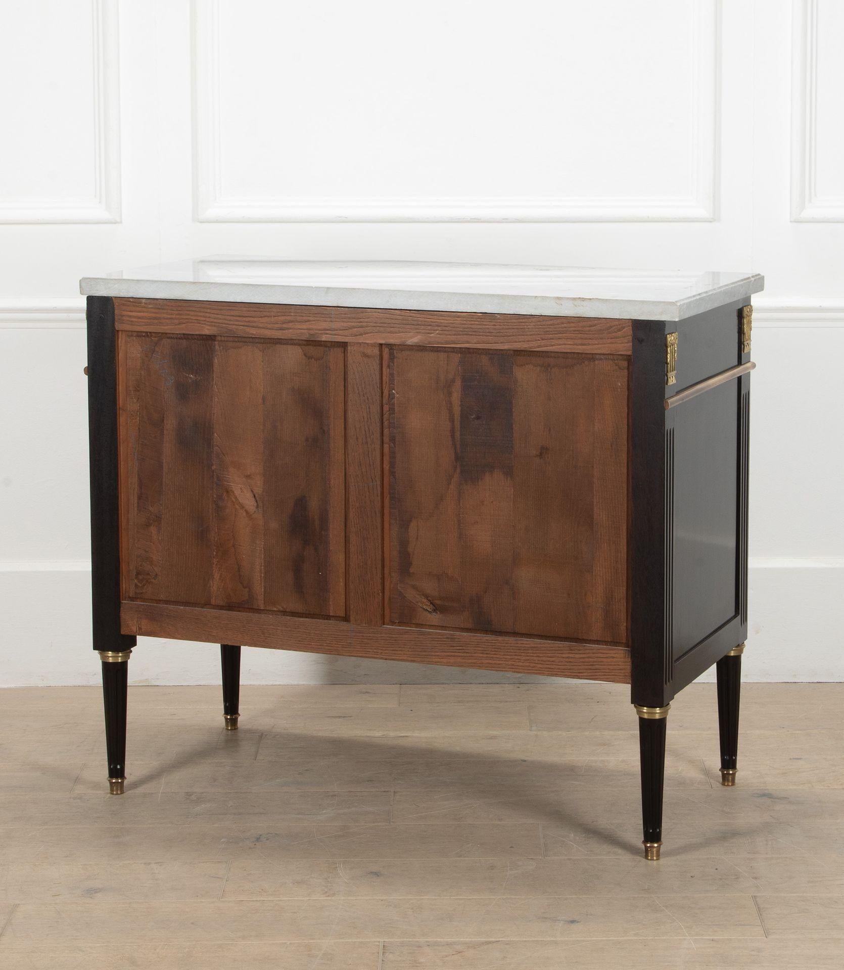 Français Commode ébonisée à plateau de marbre du début du 20e siècle en vente
