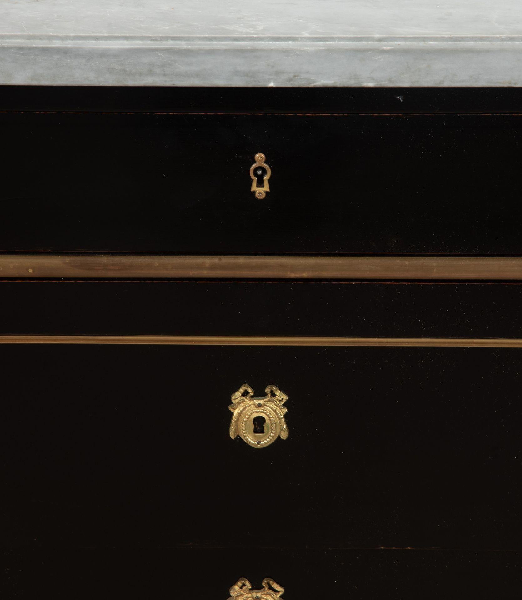 Ébénisé Commode ébonisée à plateau de marbre du début du 20e siècle en vente