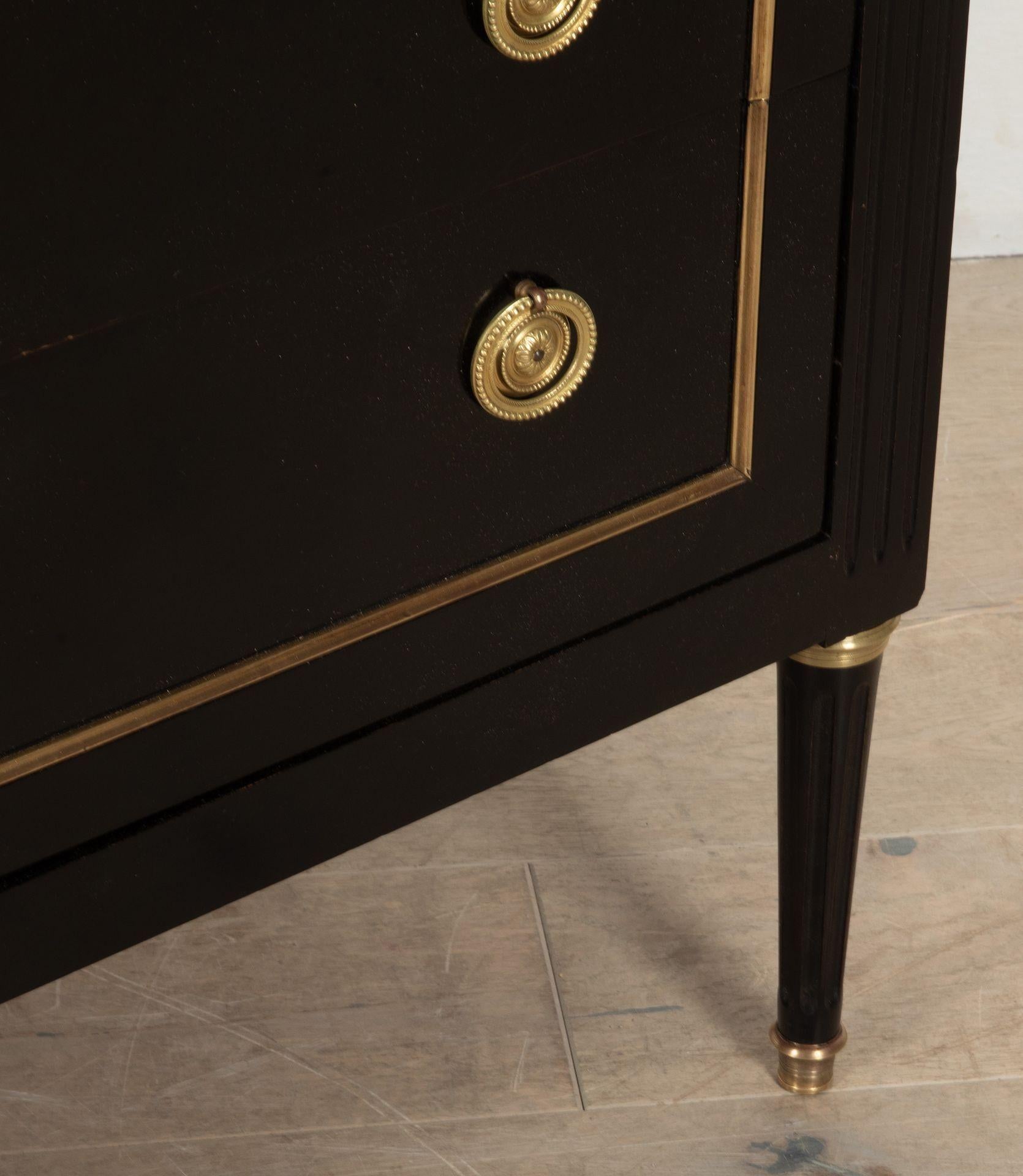 Commode ébonisée à plateau de marbre du début du 20e siècle Bon état - En vente à Gloucestershire, GB