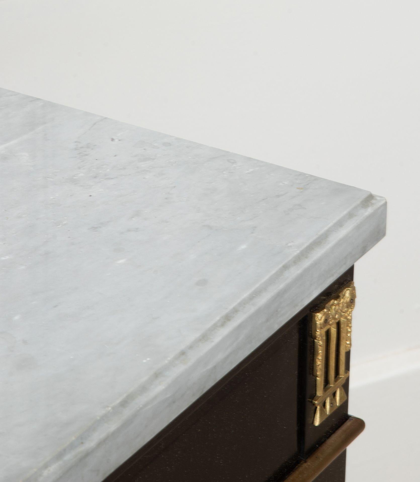20ième siècle Commode ébonisée à plateau de marbre du début du 20e siècle en vente