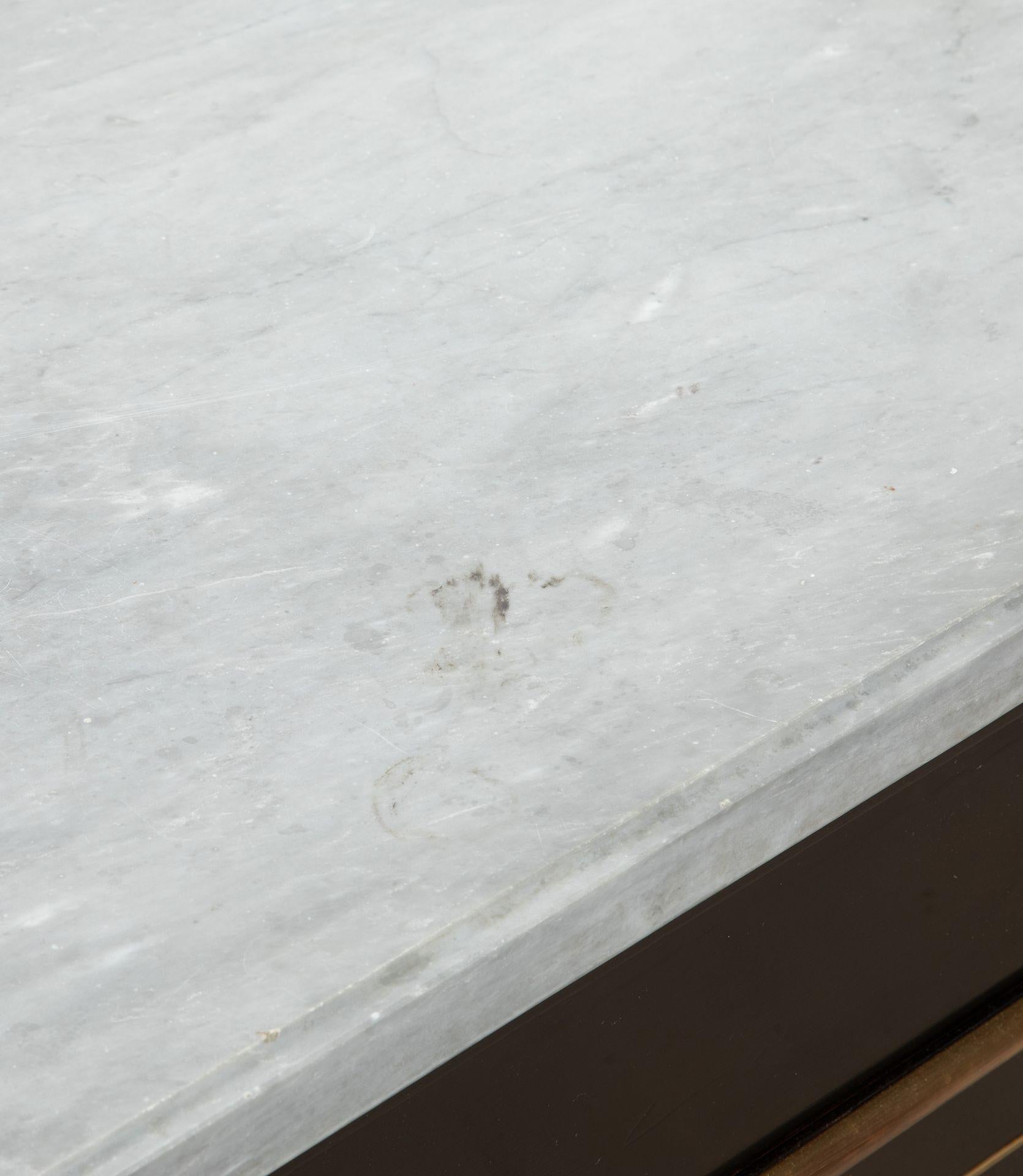 Marbre Commode ébonisée à plateau de marbre du début du 20e siècle en vente