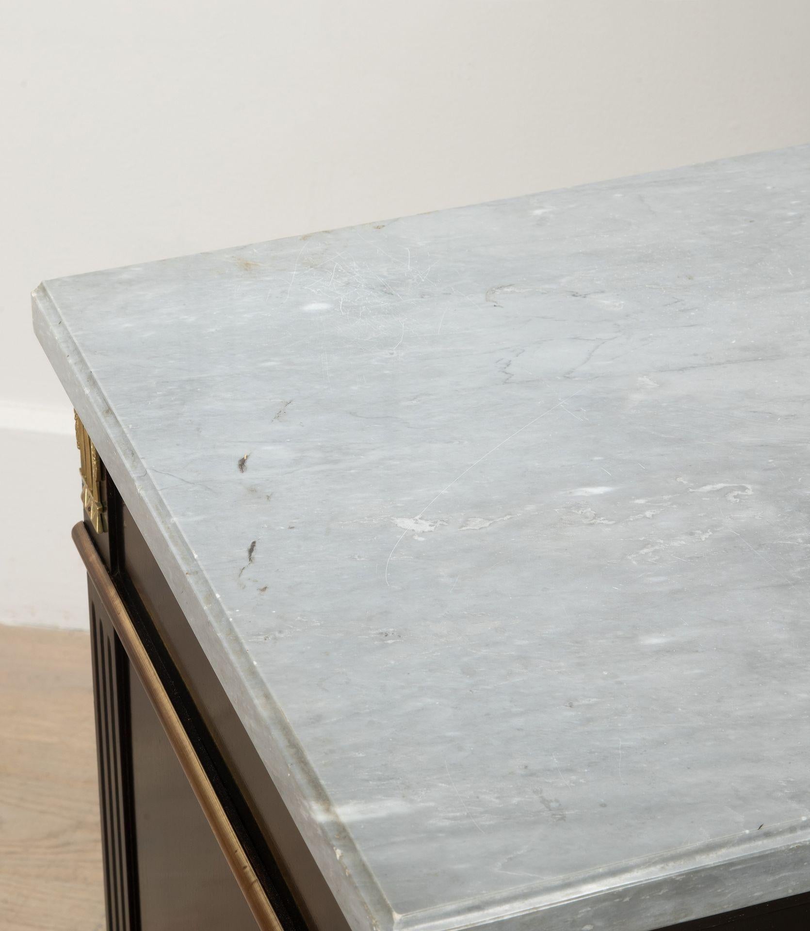 Commode ébonisée à plateau de marbre du début du 20e siècle en vente 1
