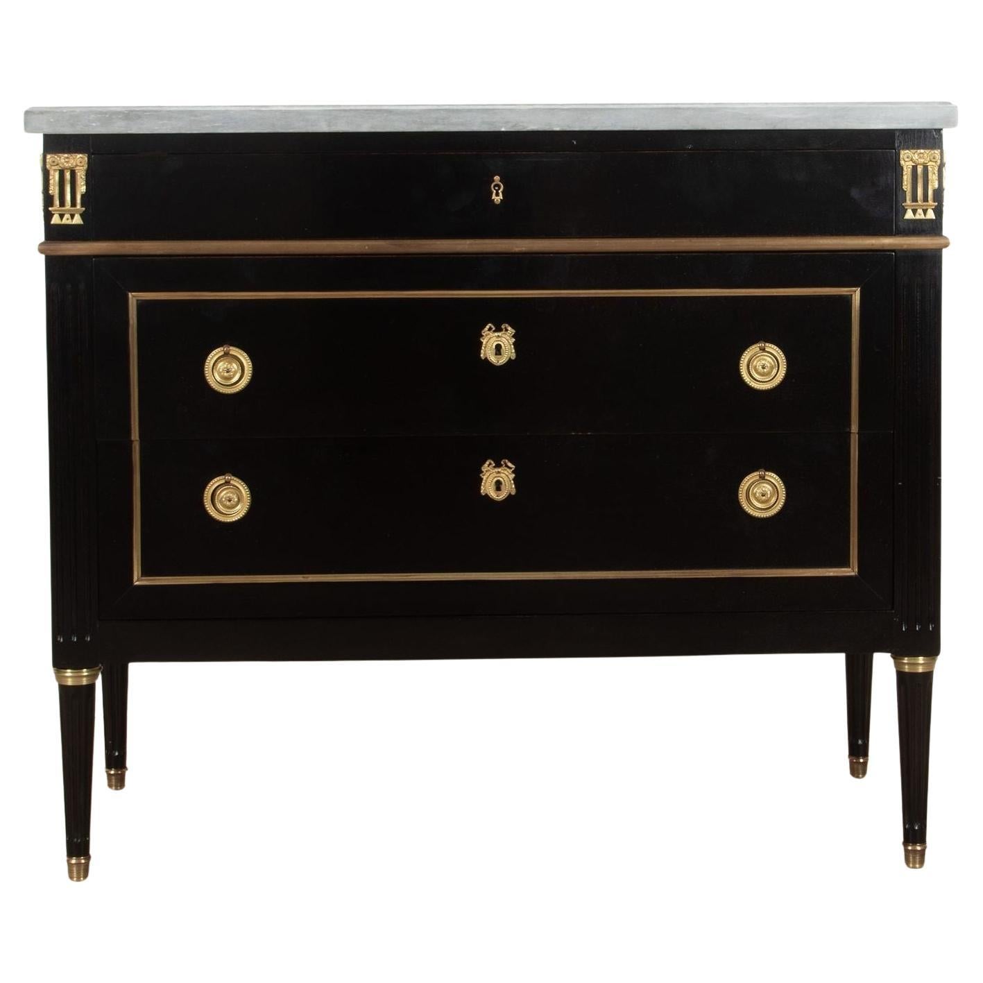 Commode ébonisée à plateau de marbre du début du 20e siècle