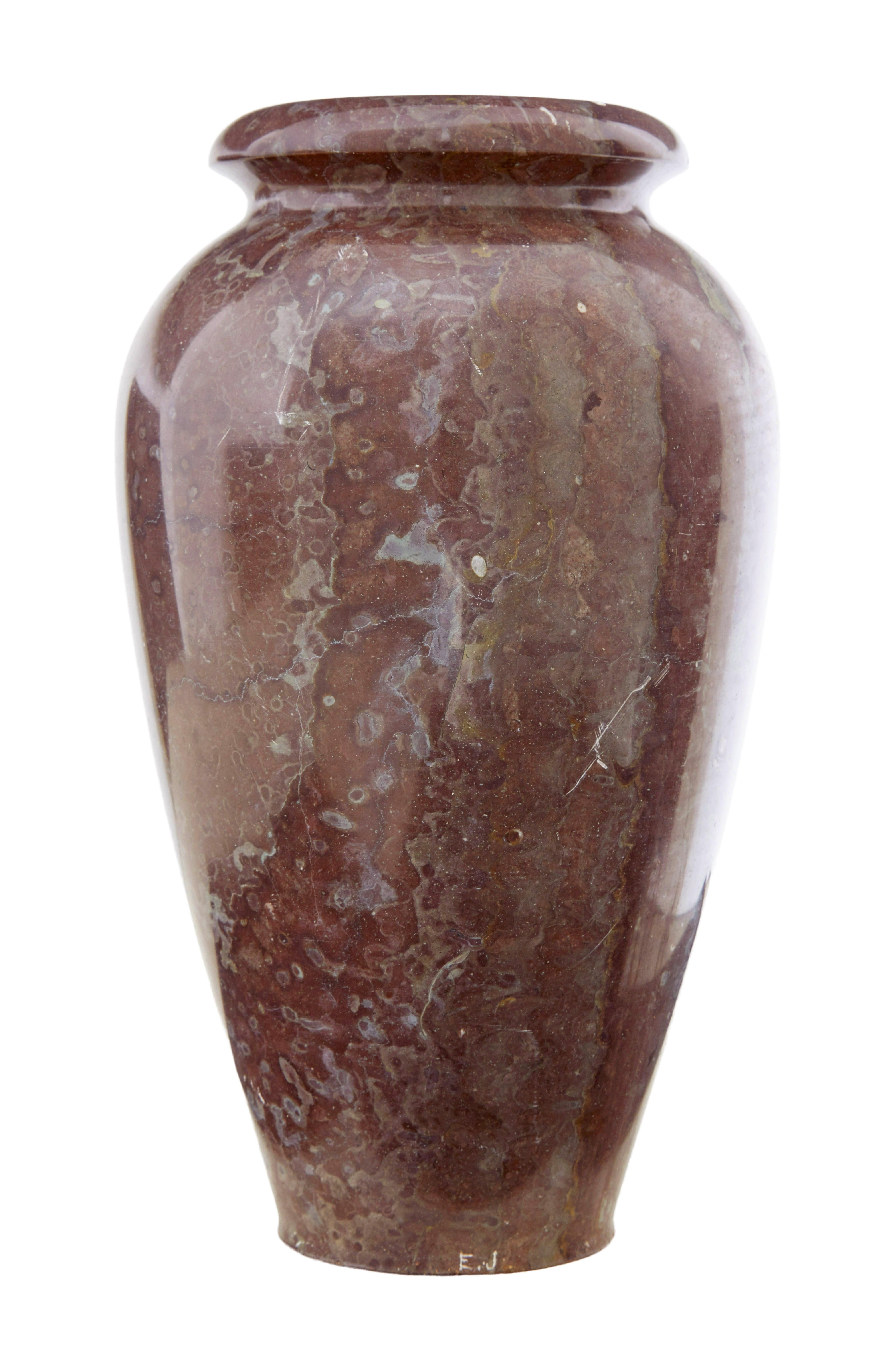 Vaso in marmo dei primi del Novecento, circa 1920.

Vaso di forma elegante in rosso e grigio intenso. Cerchio Rolle.  Ideale per essere utilizzato in più stanze della casa, articolo pesante per le sue dimensioni.

Piccole scheggiature alla base.