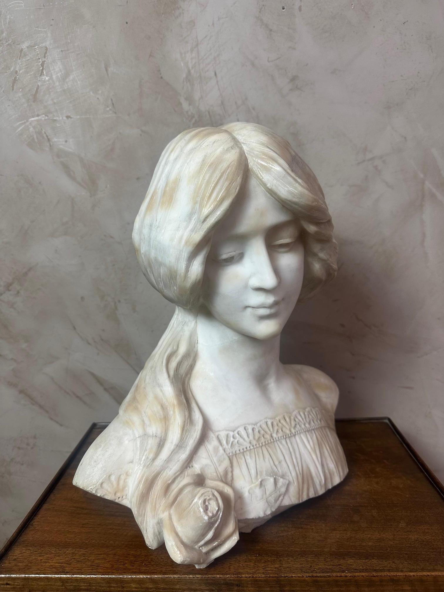 Busto de mujer en mármol de principios del siglo XX Firmado Hillebrand, 1900 en venta 3