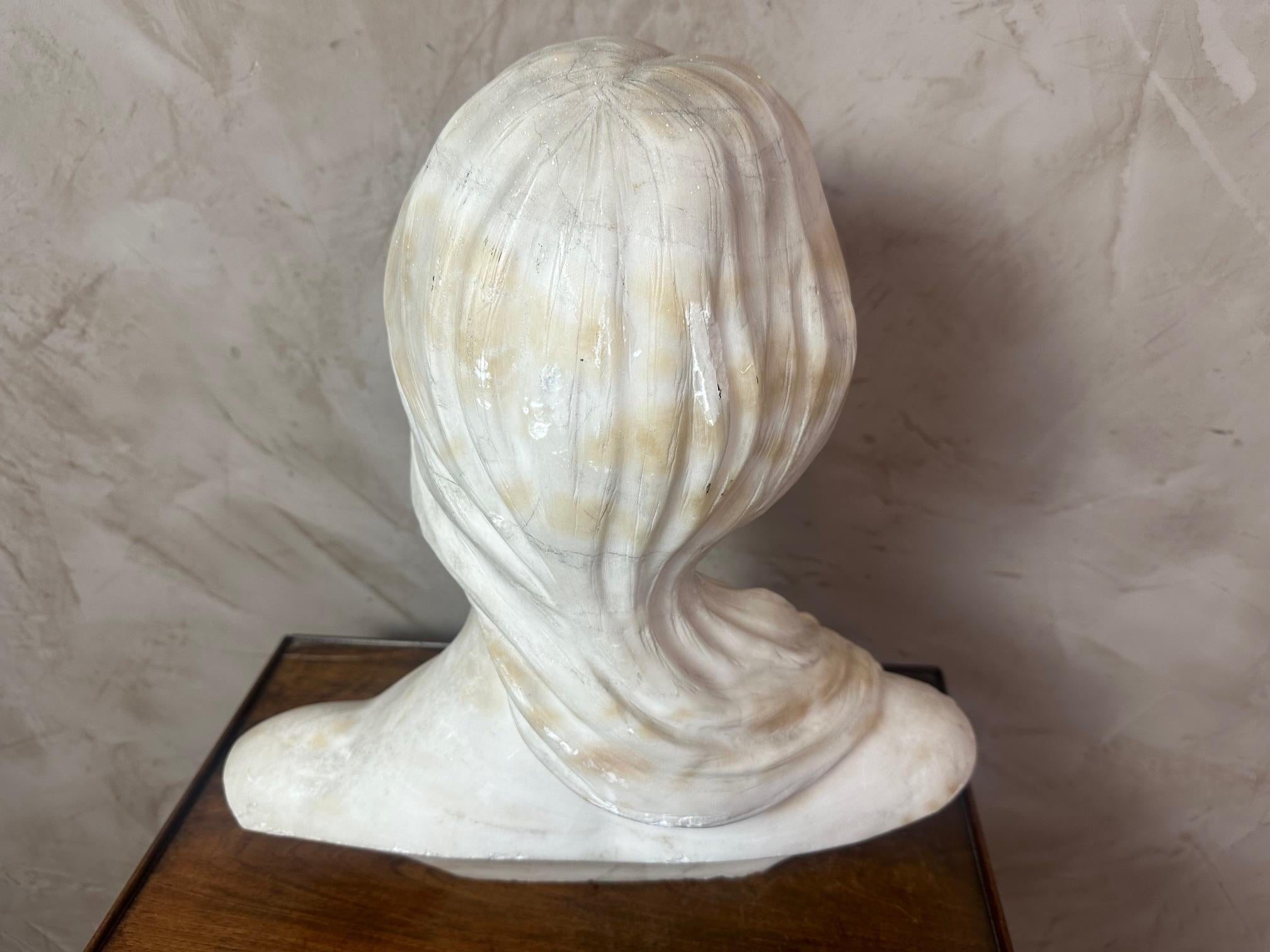 Busto de mujer en mármol de principios del siglo XX Firmado Hillebrand, 1900 en venta 4
