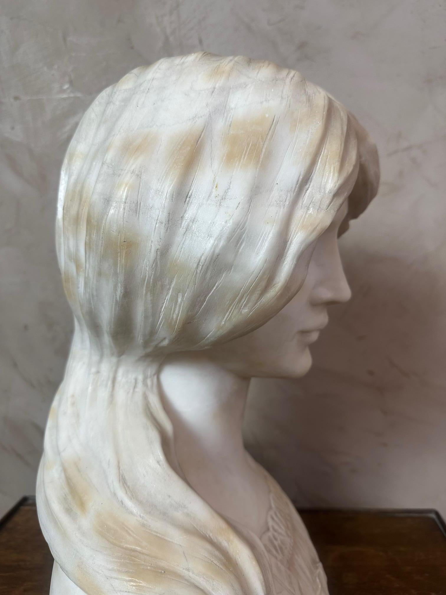Busto de mujer en mármol de principios del siglo XX Firmado Hillebrand, 1900 en venta 9