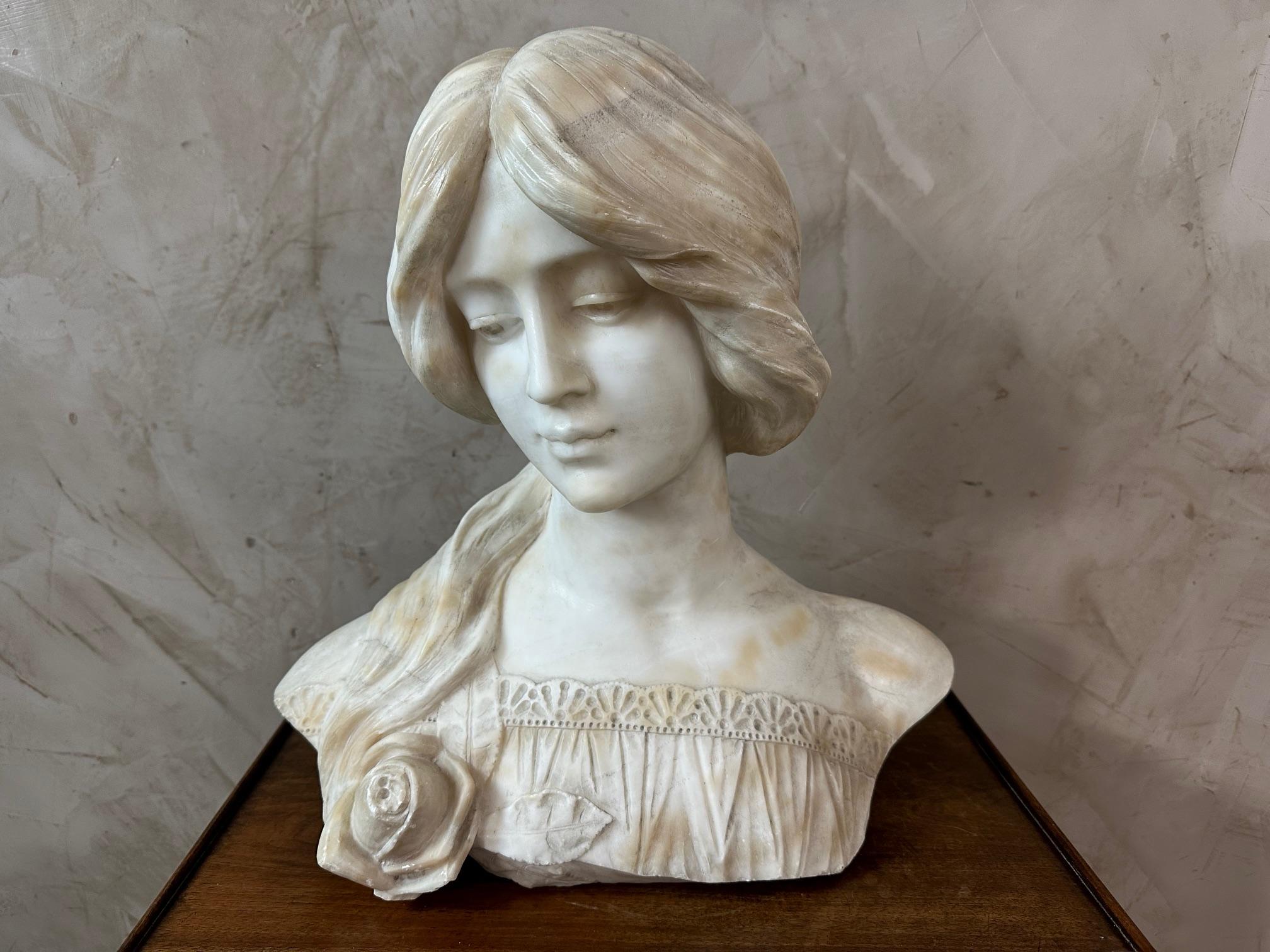 Busto de mujer en mármol de principios del siglo XX Firmado Hillebrand, 1900 Art Nouveau en venta