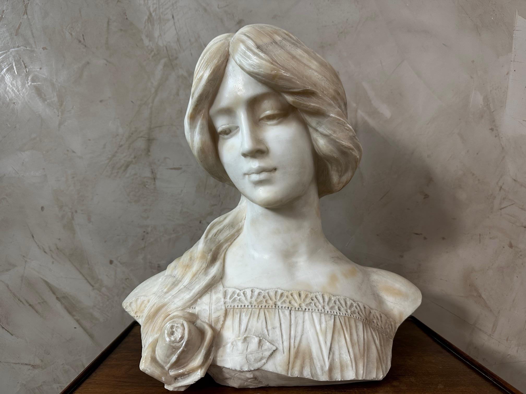 Busto de mujer en mármol de principios del siglo XX Firmado Hillebrand, 1900 Francés en venta