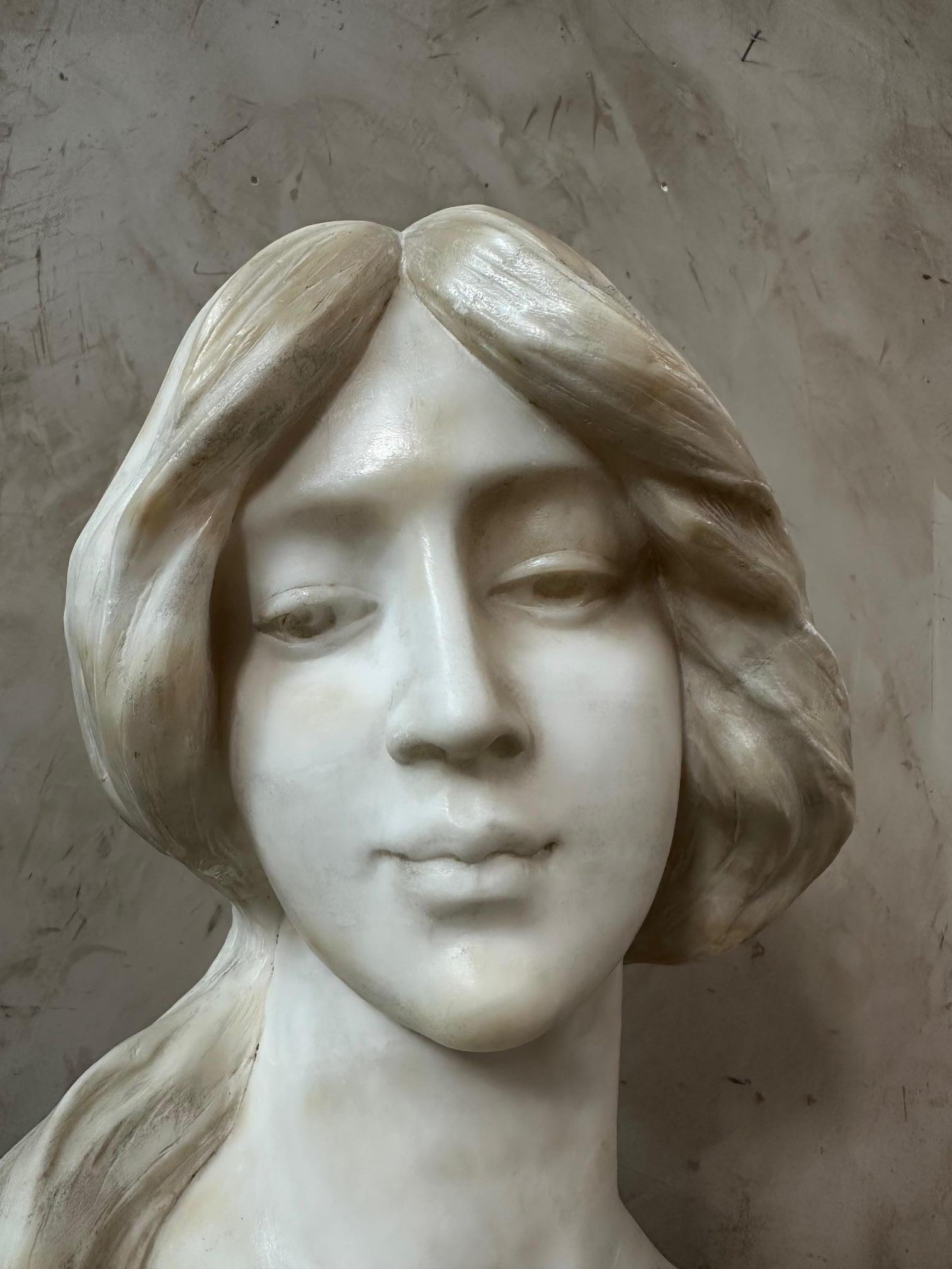 Busto de mujer en mármol de principios del siglo XX Firmado Hillebrand, 1900 en Bueno estado para la venta en LEGNY, FR