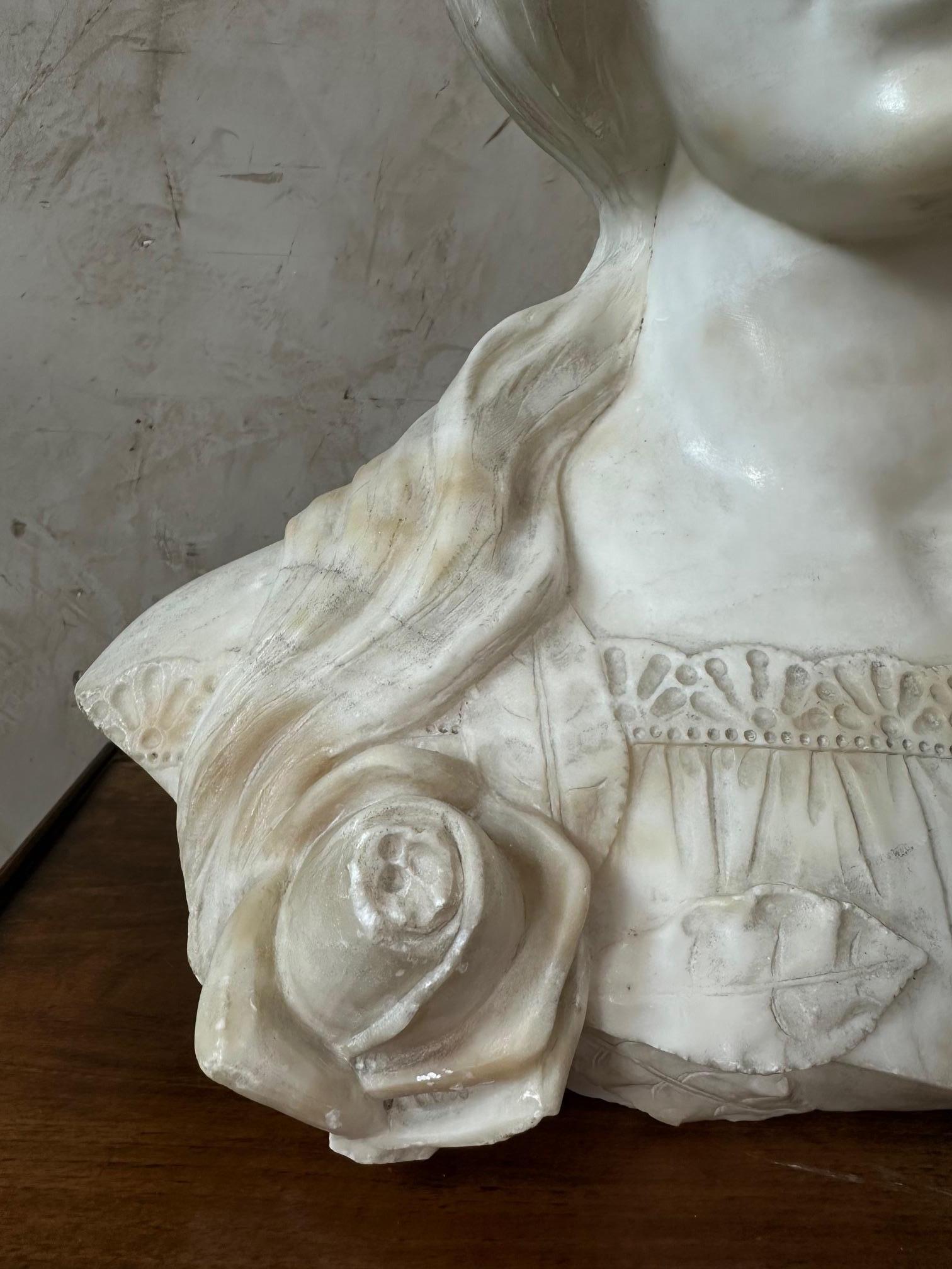 Busto de mujer en mármol de principios del siglo XX Firmado Hillebrand, 1900 Mármol de Carrara en venta