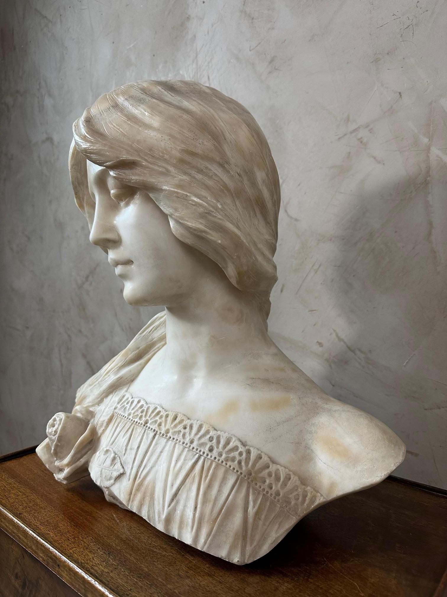 Busto de mujer en mármol de principios del siglo XX Firmado Hillebrand, 1900 en venta 1