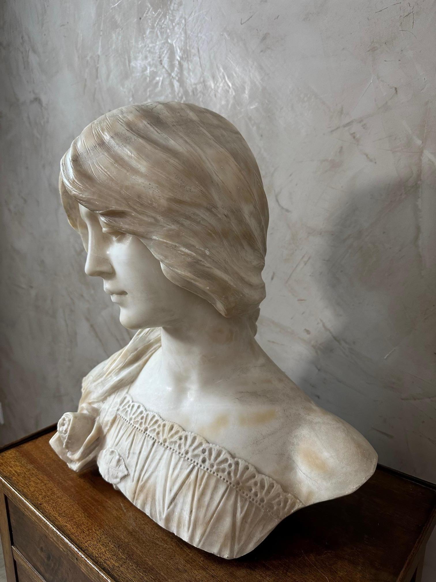 Busto de mujer en mármol de principios del siglo XX Firmado Hillebrand, 1900 en venta 2