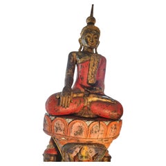 Massiver, handgeschnitzter Holz-Buddha auf einem Sockel aus Thailand, Anfang des 20. Jahrhunderts