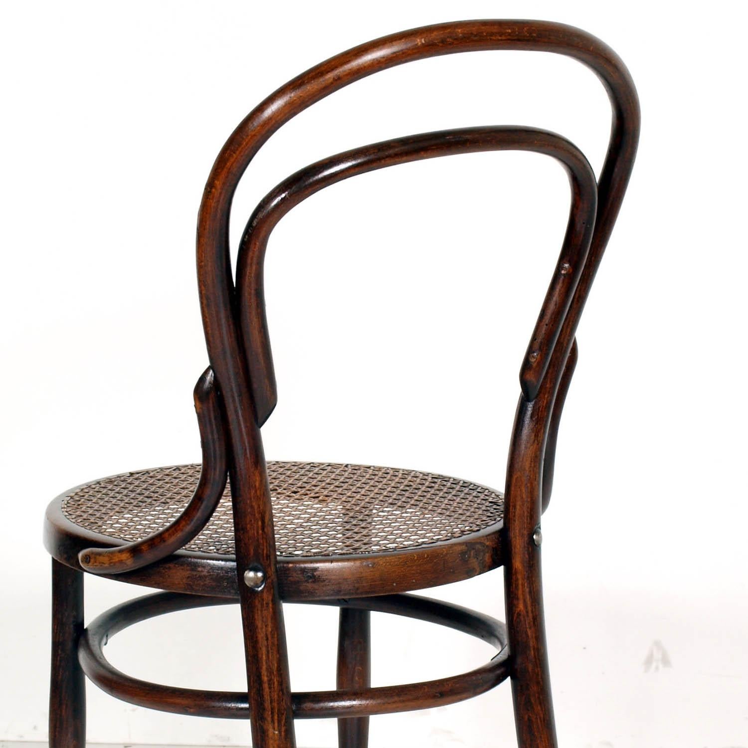Early 20th century matched pair of classic bentwood Thonet chairs catalogue number 14, in excellent condition. Restored and polished to shellac.