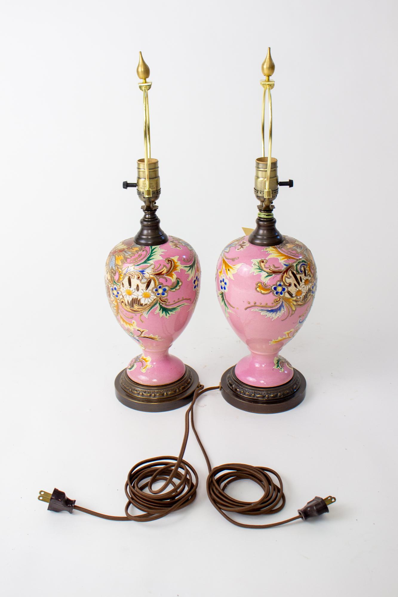 Paire de lampes de table en Satsuma rose du début du 20e siècle. Une paire inhabituelle de lampes de table en Satsuma rose avec des fleurs et des tourbillons dessinés sauvagement avec un portrait d'un homme et d'une femme en tenue traditionnelle