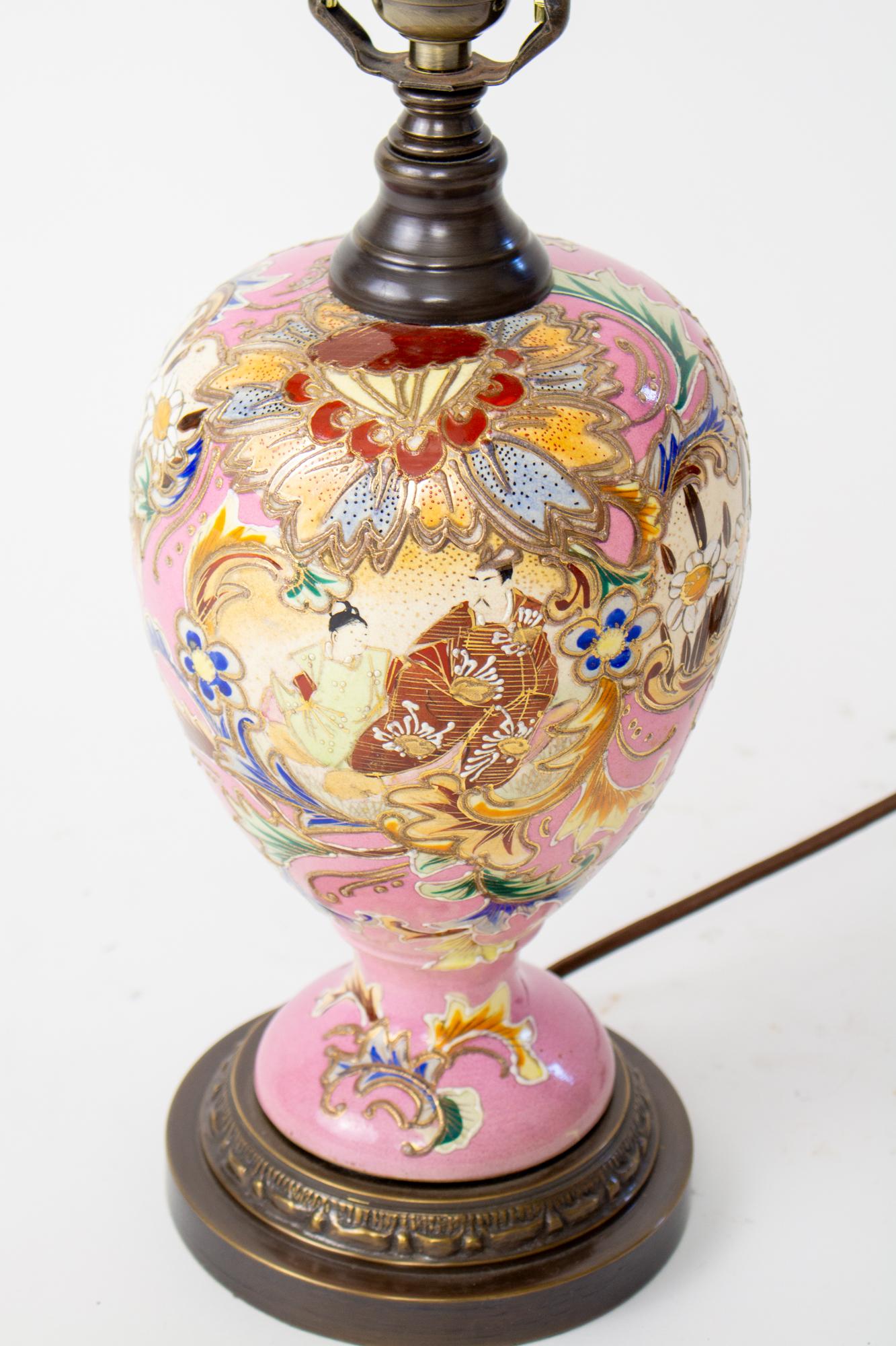 20ième siècle Paire de lampes de table Maximalist Satsuma rose du début du 20e siècle en vente