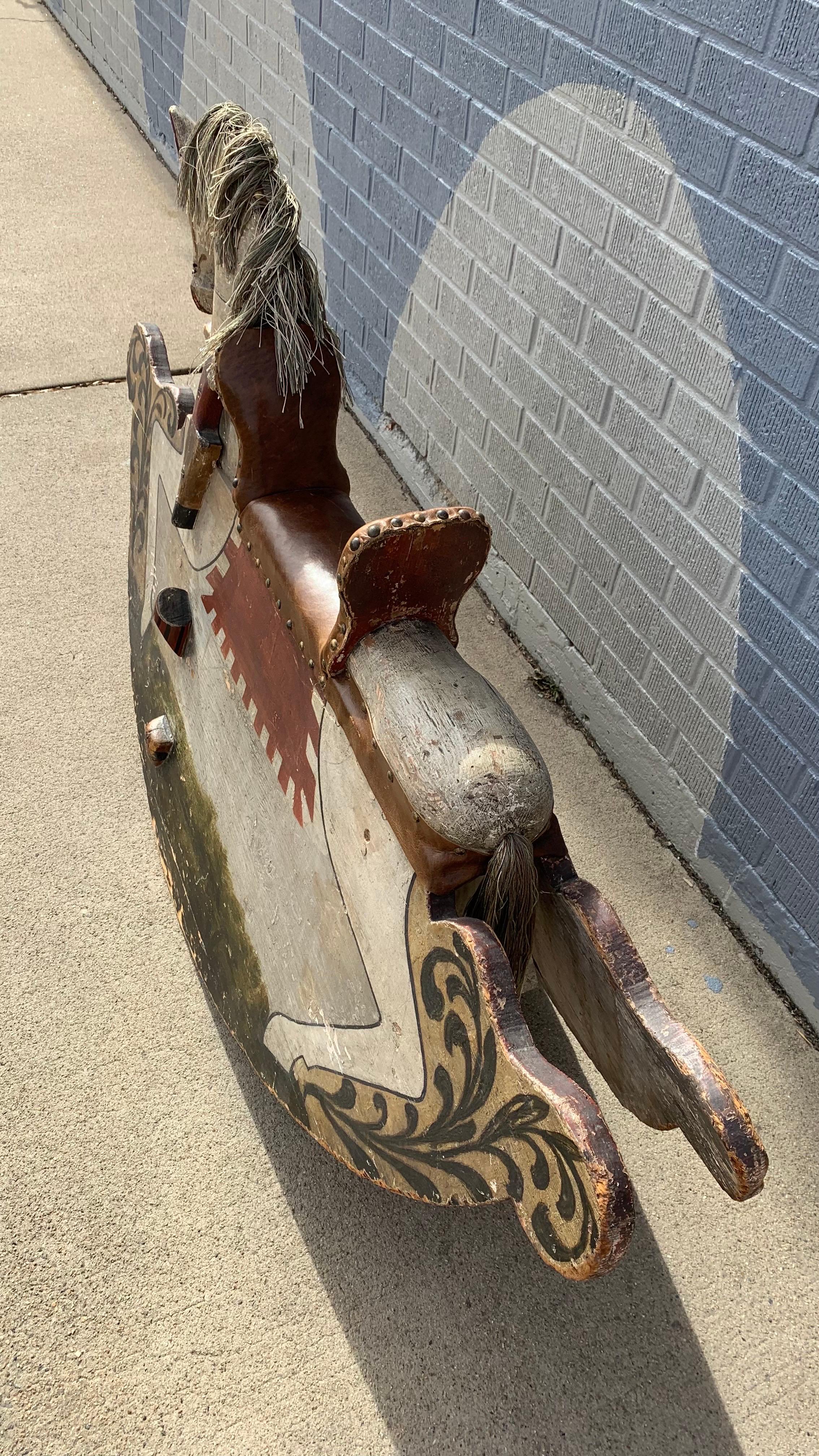 Schaukelpferd im mittelalterlichen Stil des frühen 20. im Zustand „Relativ gut“ im Angebot in Wheat Ridge, CO