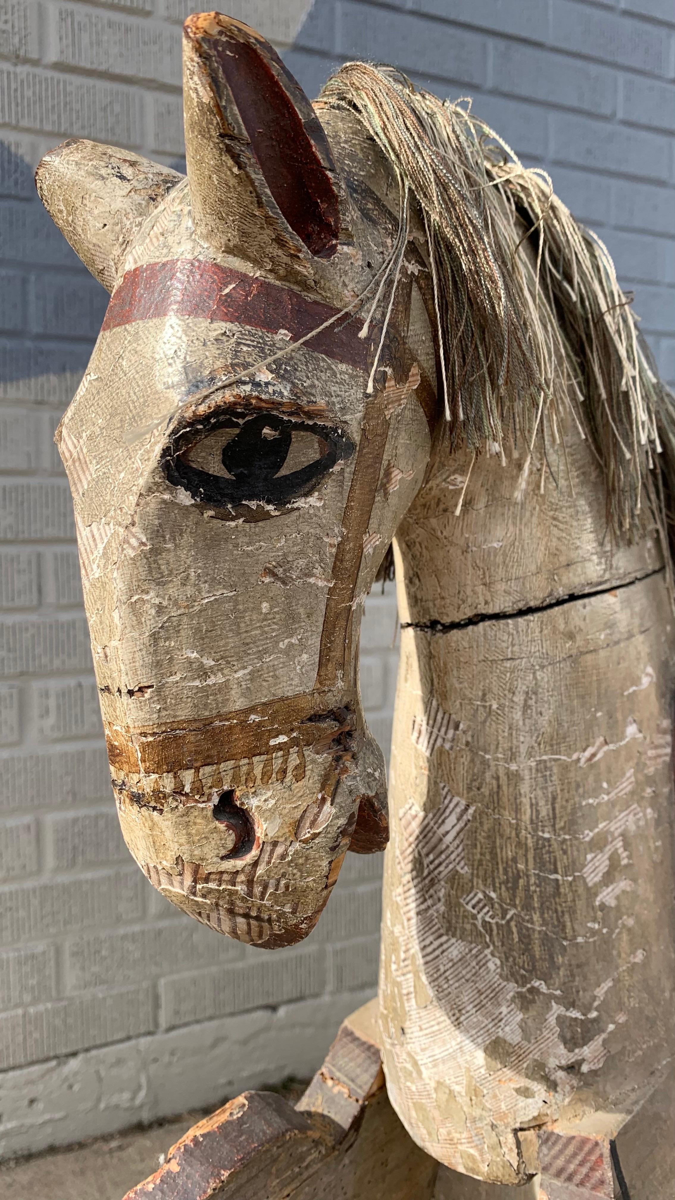 Schaukelpferd im mittelalterlichen Stil des frühen 20. (Holz) im Angebot