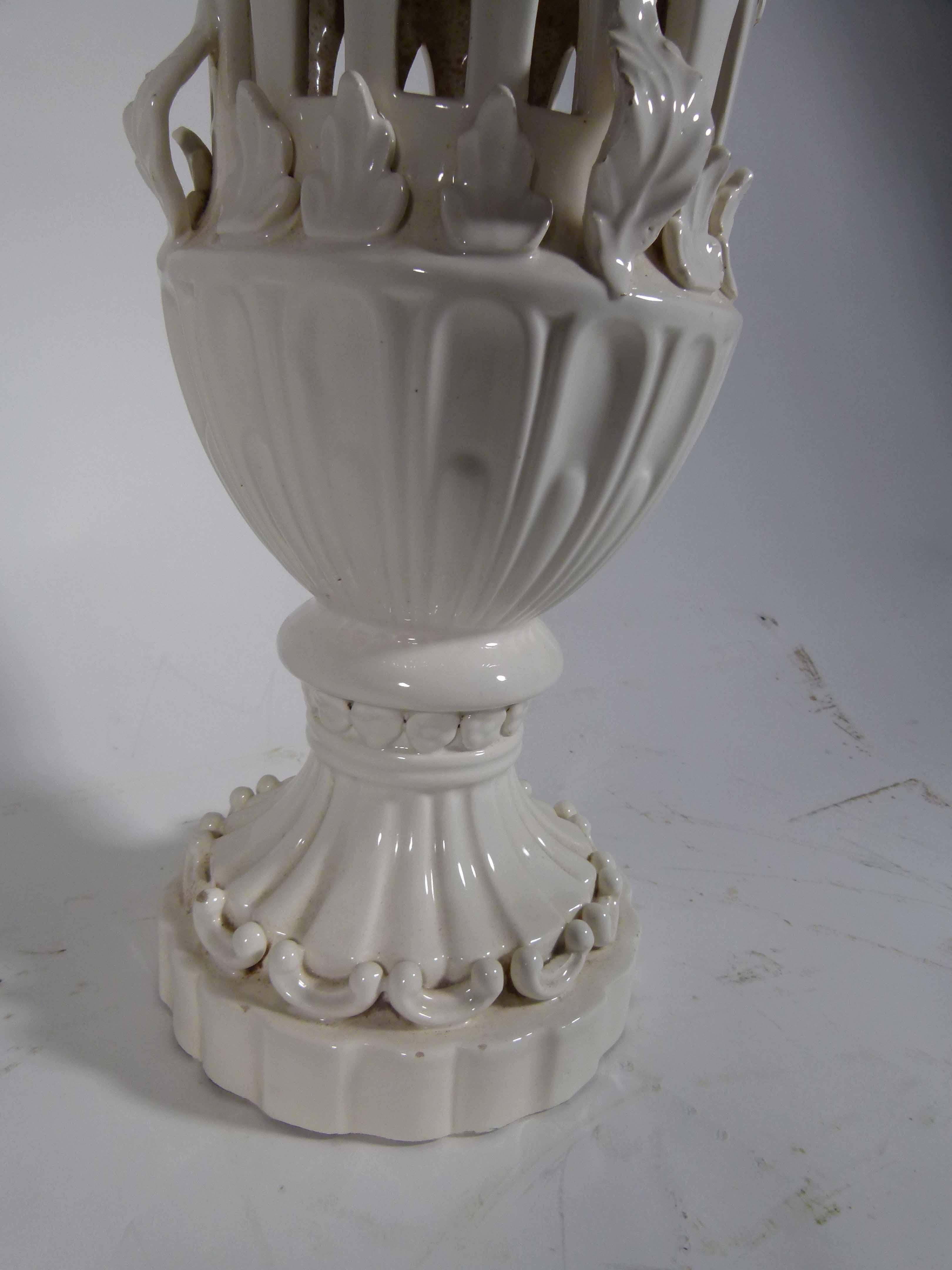 Spanish Early 20th Century Menices White Porcelan Table Lamp
