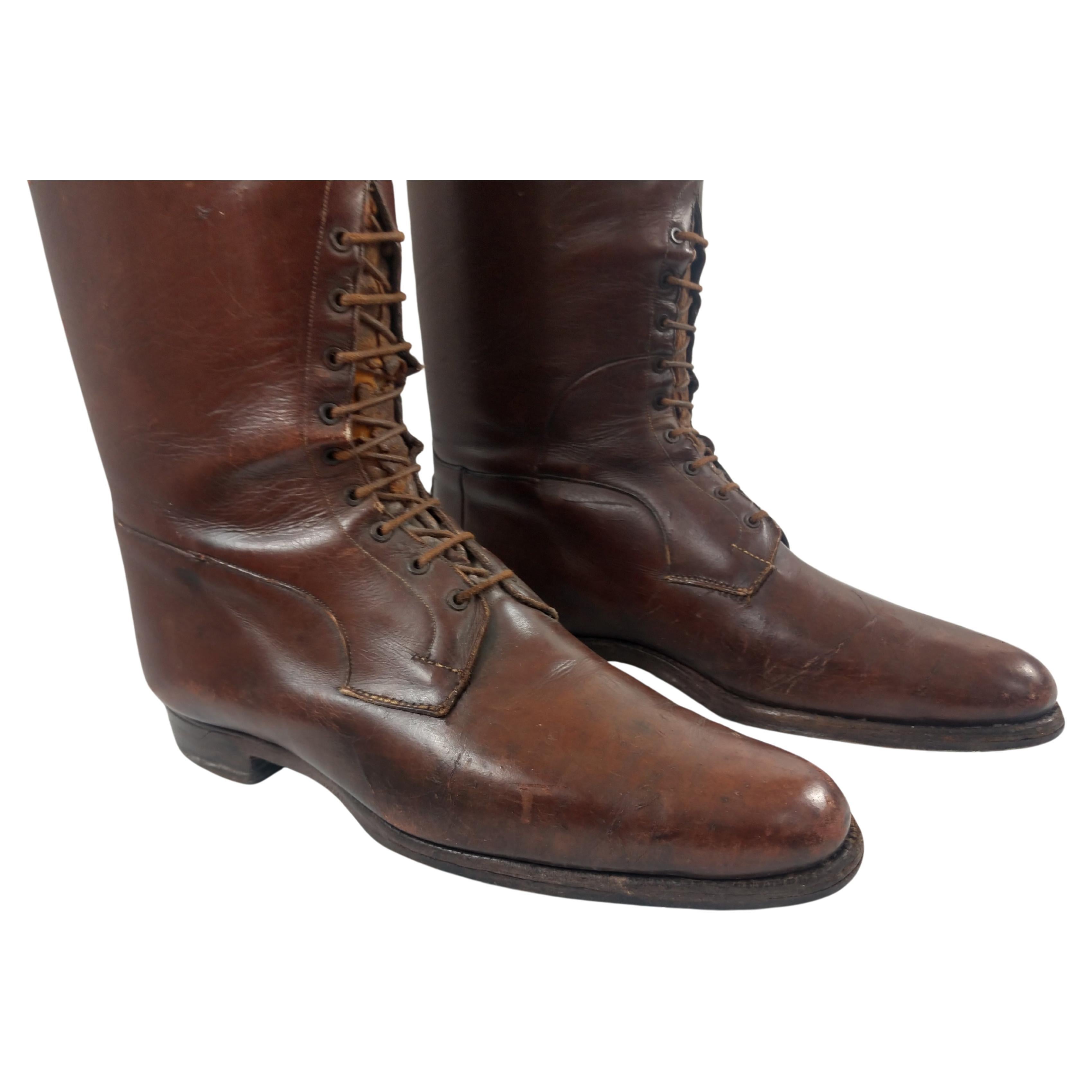 Precioso par de botas de montar de cuero para hombre con inserciones de camilla creadas con arce. Los insertos están formados por 3 puexes que se entrelazan. La bota mide 11,5 x 4 x 18 H. Ideal para exponer. El cuero sigue siendo suave. Las suelas