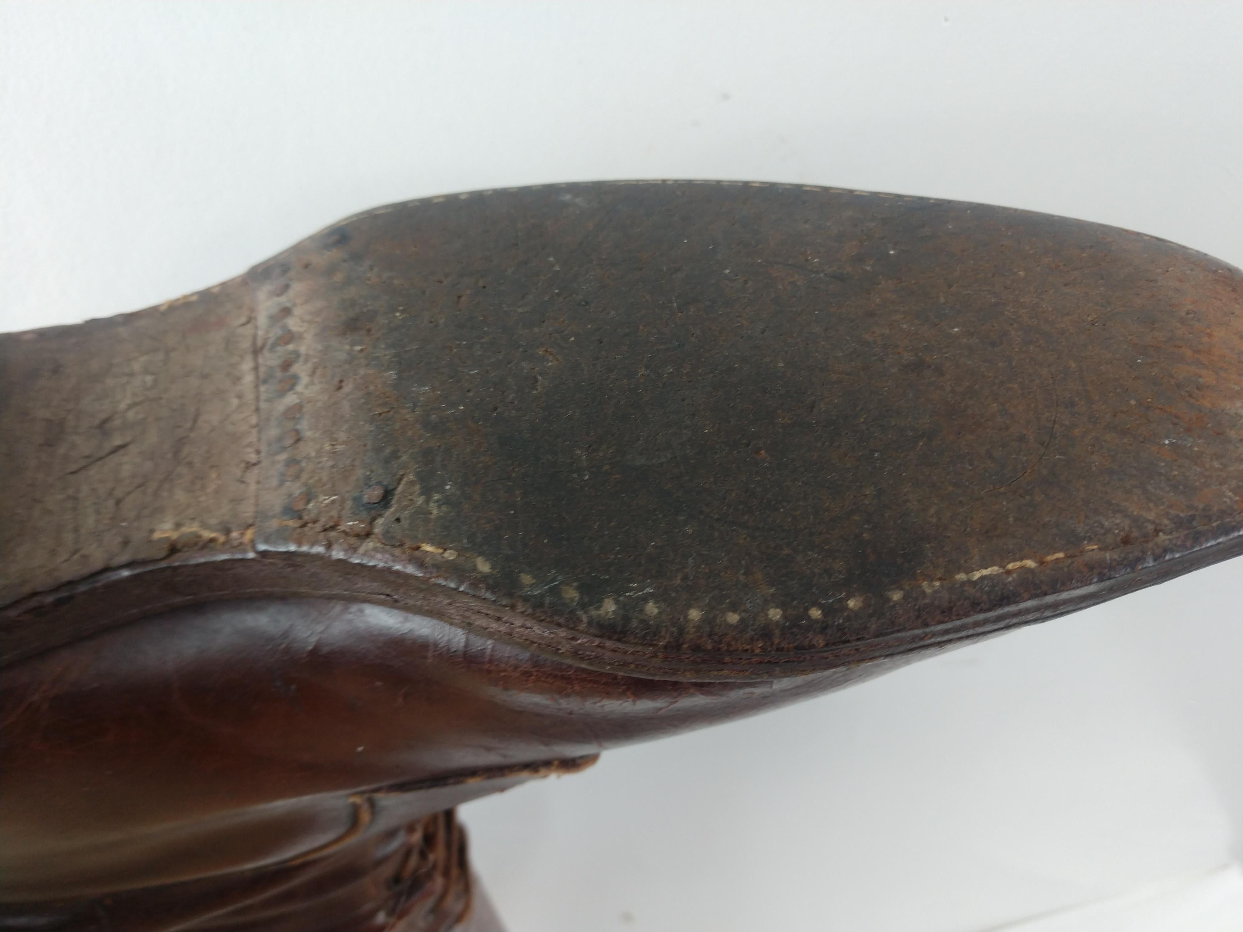 Sculpté Bottes d'équitation en cuir pour hommes du début du XXe siècle avec brancards en vente