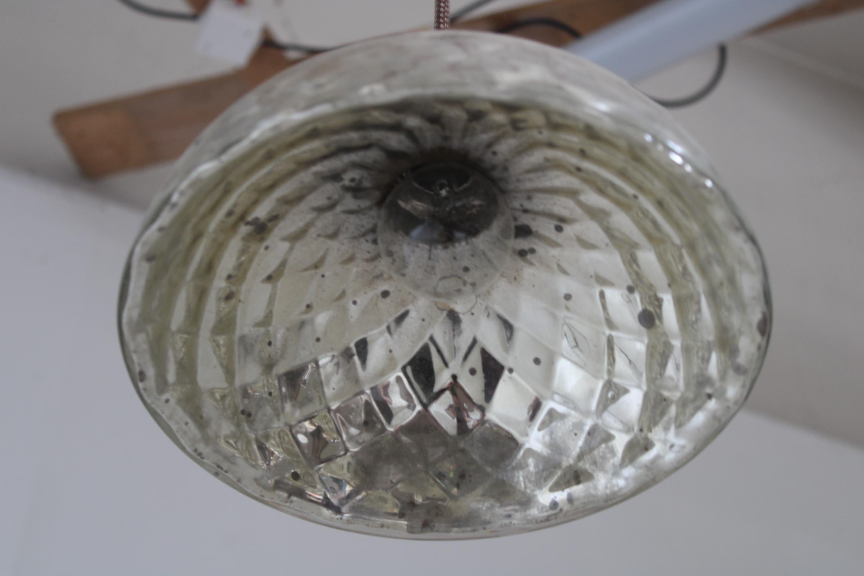 Raro ciondolo Mercury Glas realizzato all'inizio del XX secolo, in Europa.
Realizzato in vetro e metallo.
Lucidato, pulito, presenta segni d'uso e d'età.
Completamente funzionante.