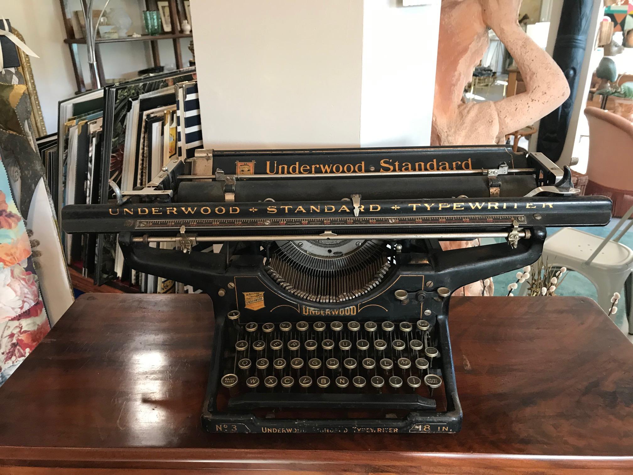 Early 20th century imported from the United States of America underwood typewriter. Not working. Ideal for a very nice retro decoration.
French stamp of the retailer in Paris.