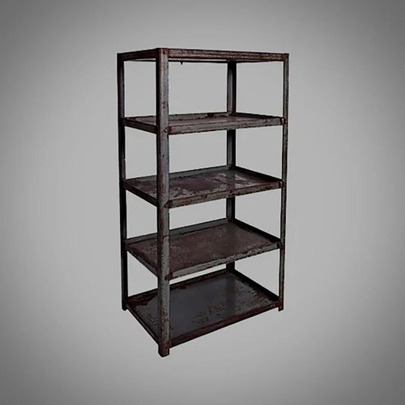 Scaffali in metallo dei primi del Novecento provenienti da una fabbrica tessile inglese, che conservano tracce della finitura originale verniciata in grigio-blu. Questo pezzo ha acquisito una patina unica grazie al suo utilizzo in un ambiente