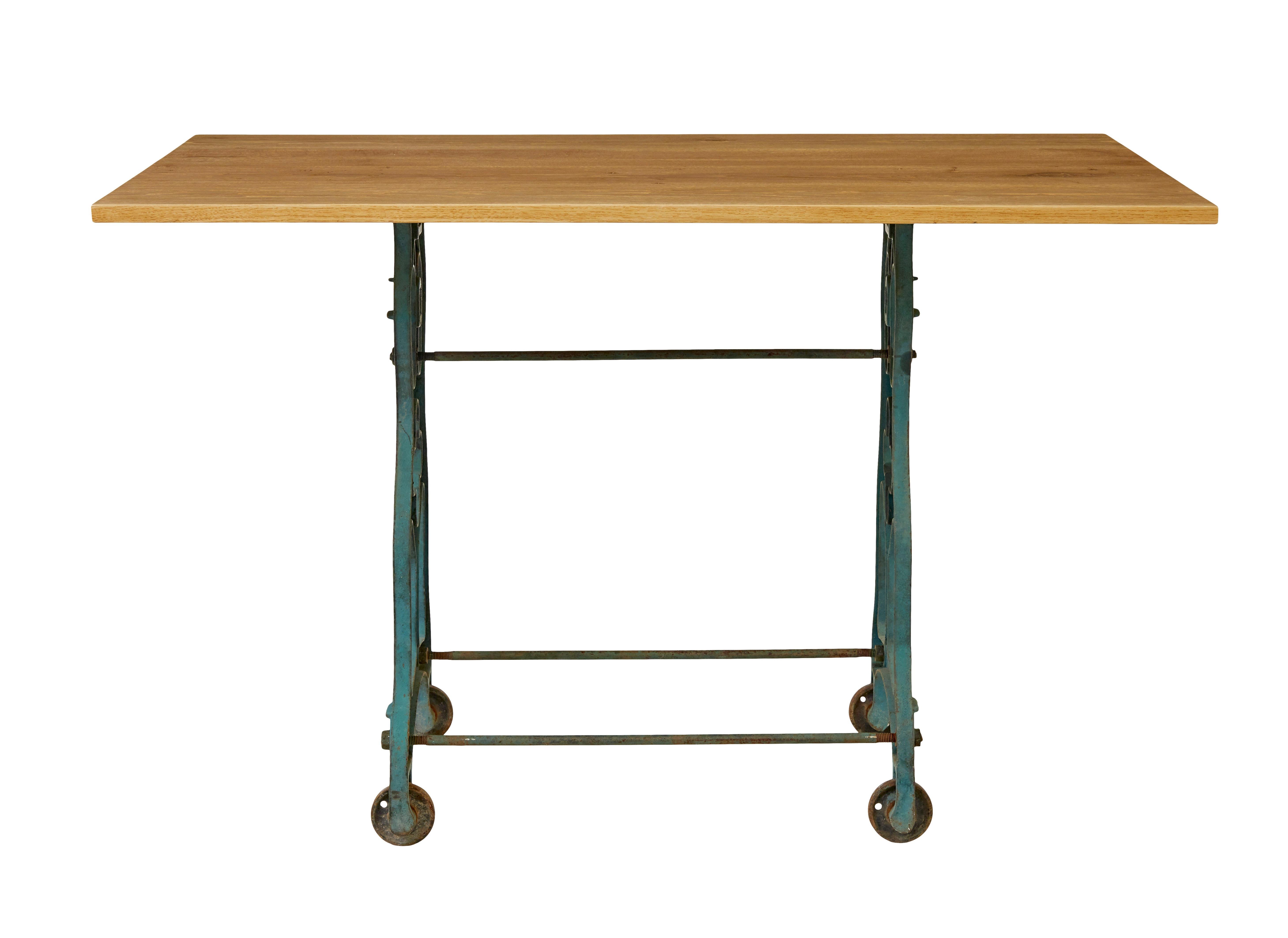 Inglese Early 20th century metal table base with solid oak top in vendita