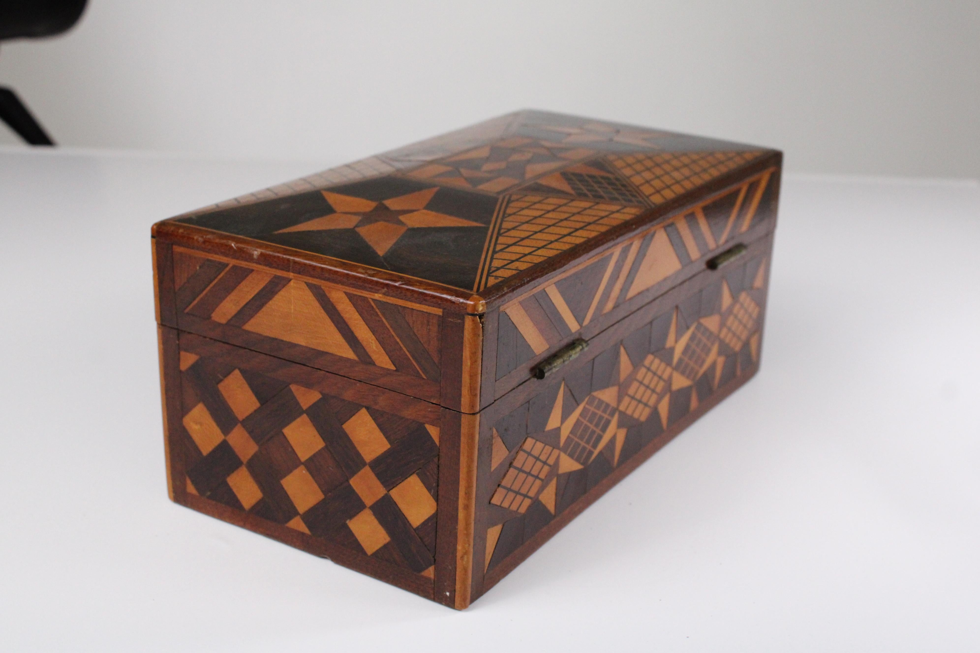 Buzón mexicano de marquetería de madera de frutal de principios del siglo XX Madera frutal en venta