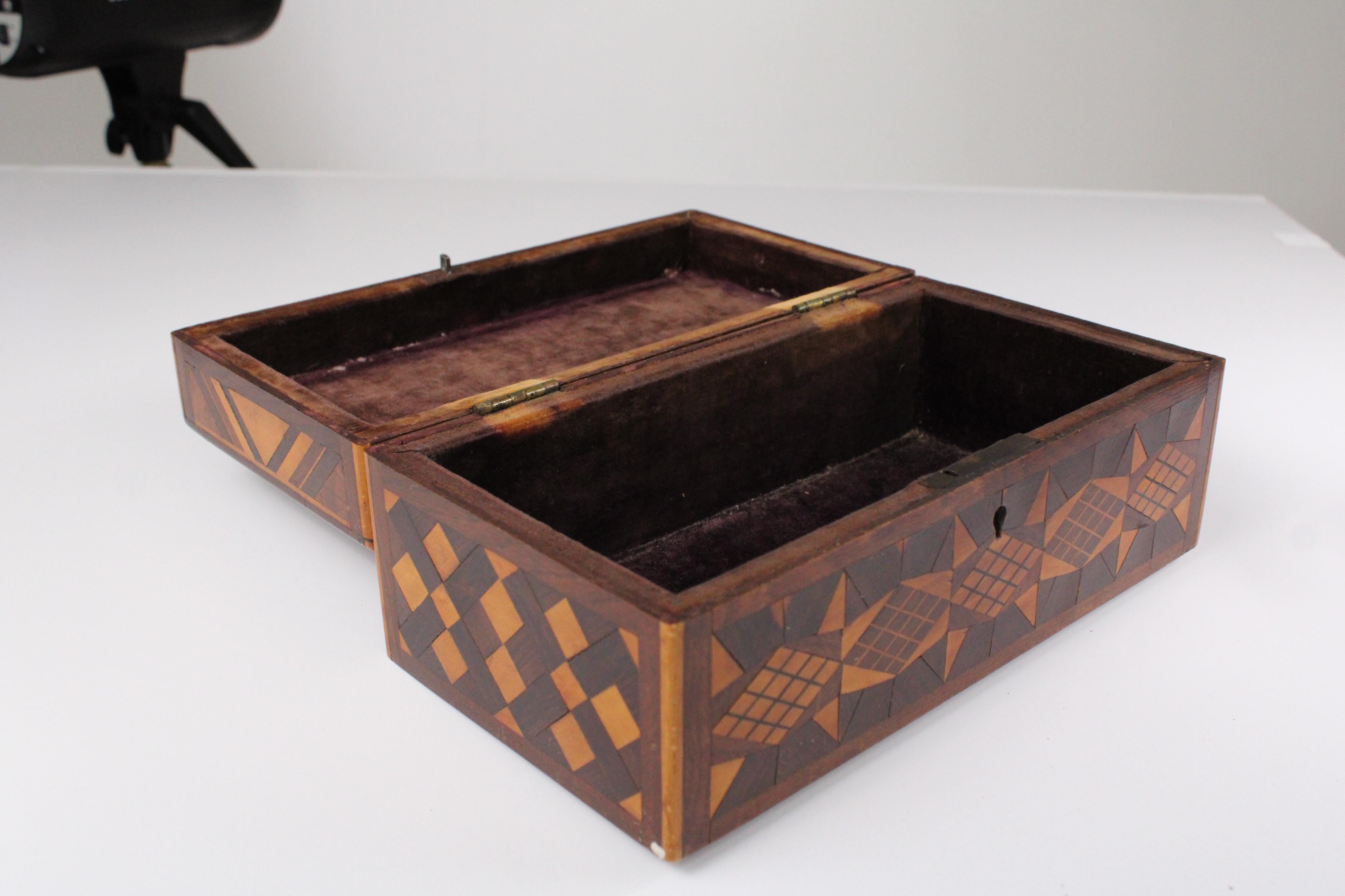 Buzón mexicano de marquetería de madera de frutal de principios del siglo XX en venta 3