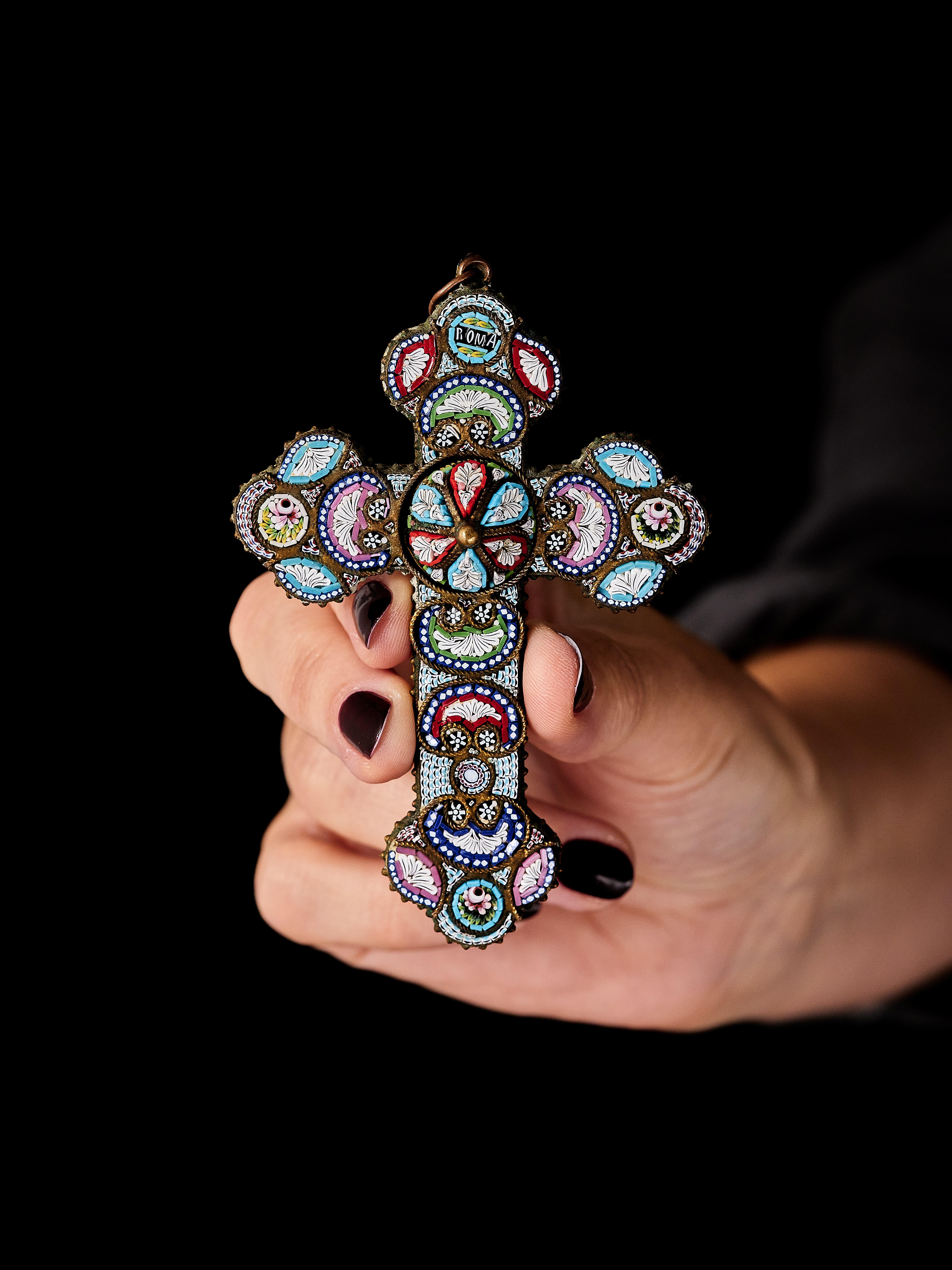 An early 20th century mille fiori micro mosaic pendant cross inscribed Roma.
Measurments H. 9.8 x W 6.6 cm, 3.85in x 2.59in

 Gross weight: 39.4gram 

This finely crafted pendant cross reflects the tradition of Italian micro mosaic work, a popular