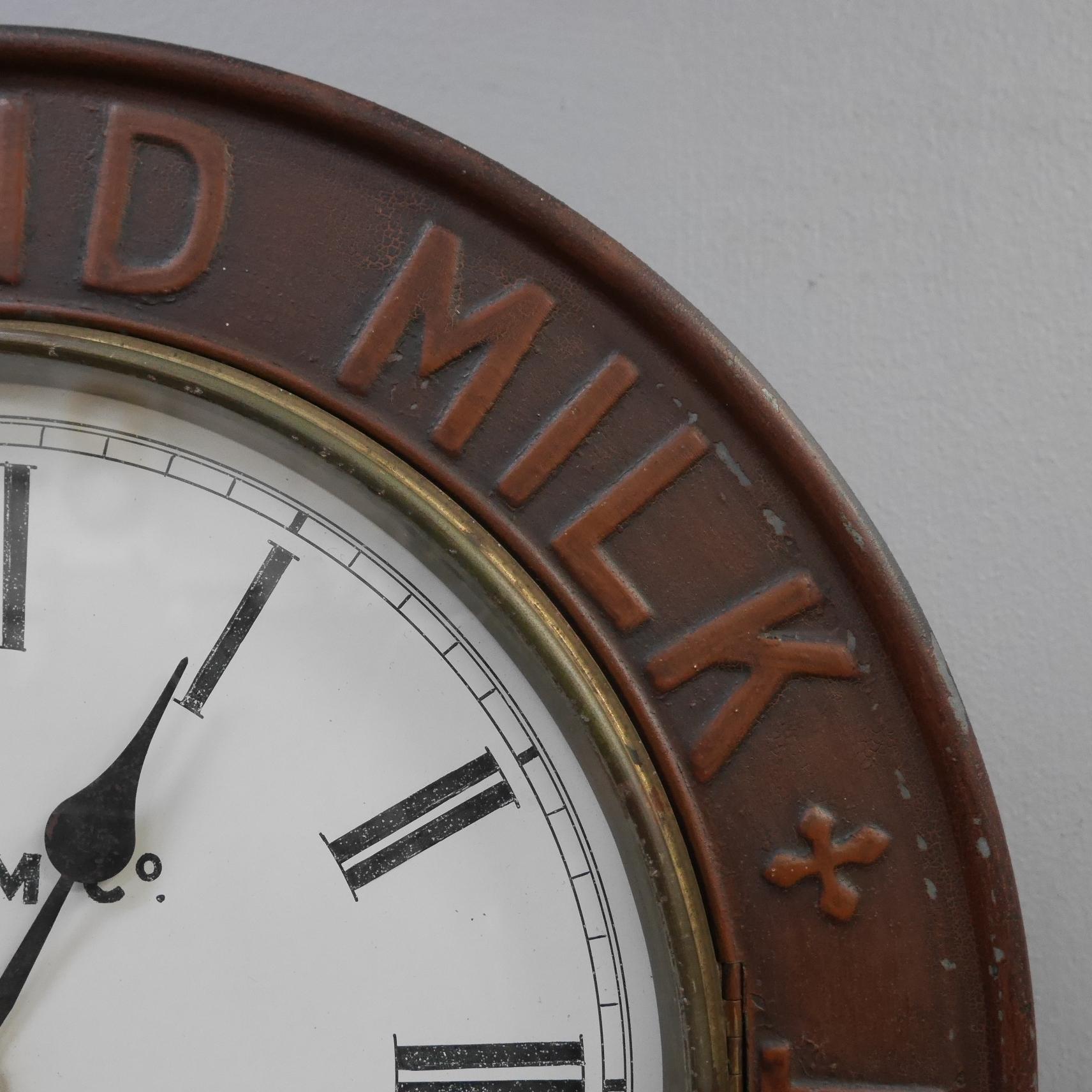 Britannique Horloge publicitaire pour le lait Milkmaid, début du 20e siècle en vente